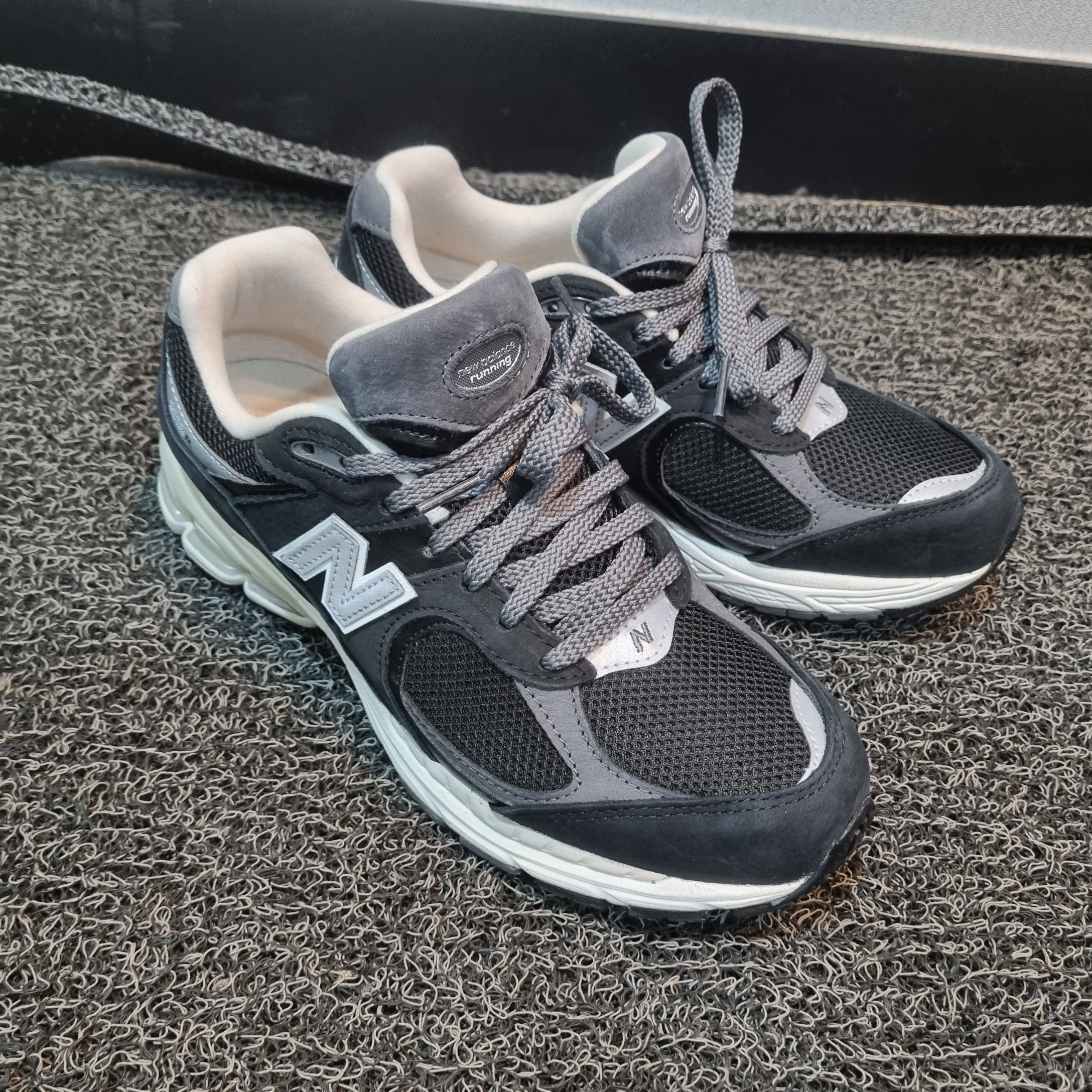 New Balance 2002R Premium Vintage Black 착용 스타일