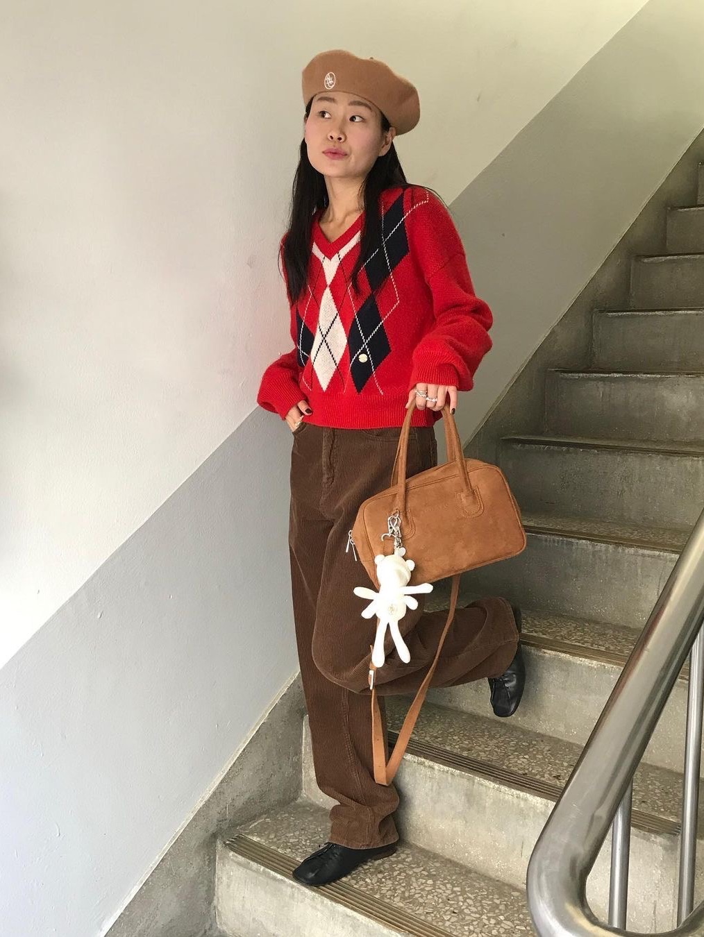 Anoetic Two-way Suede Tote Bag Brown, Anoetic Two-way Suede Tote Bag Black 착용 스타일 - 1