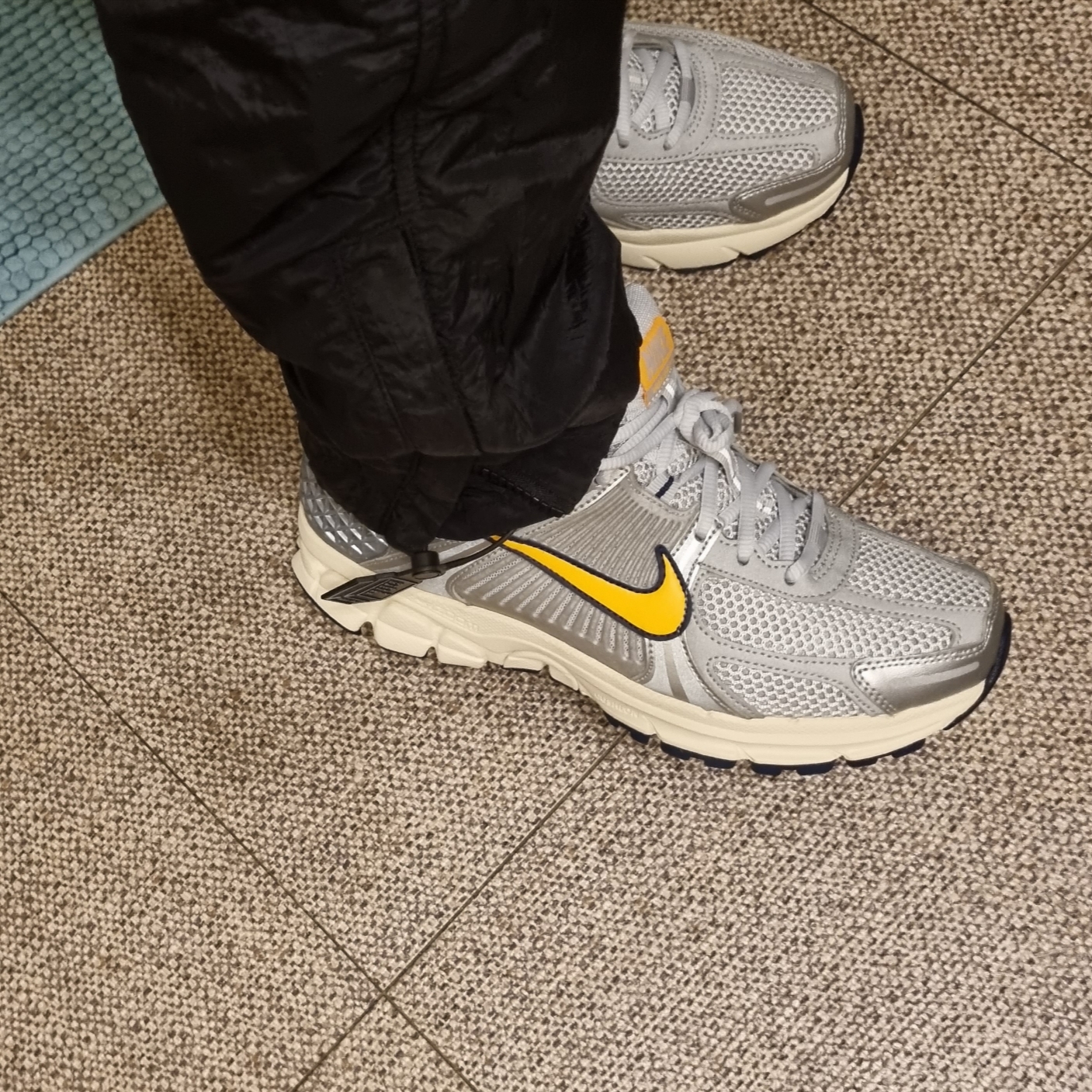 Nike Zoom Vomero 5 Pure Platinum and Laser Orange 착용 스타일 - 1