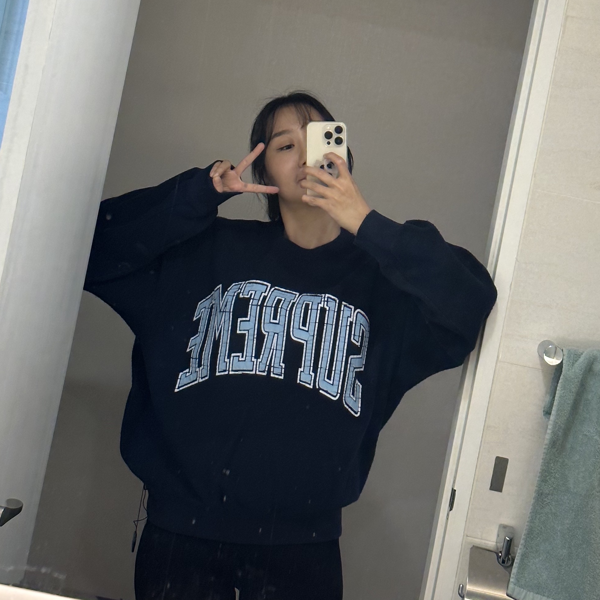 Supreme Inside Out Crewneck Navy - 23FW 착용 스타일