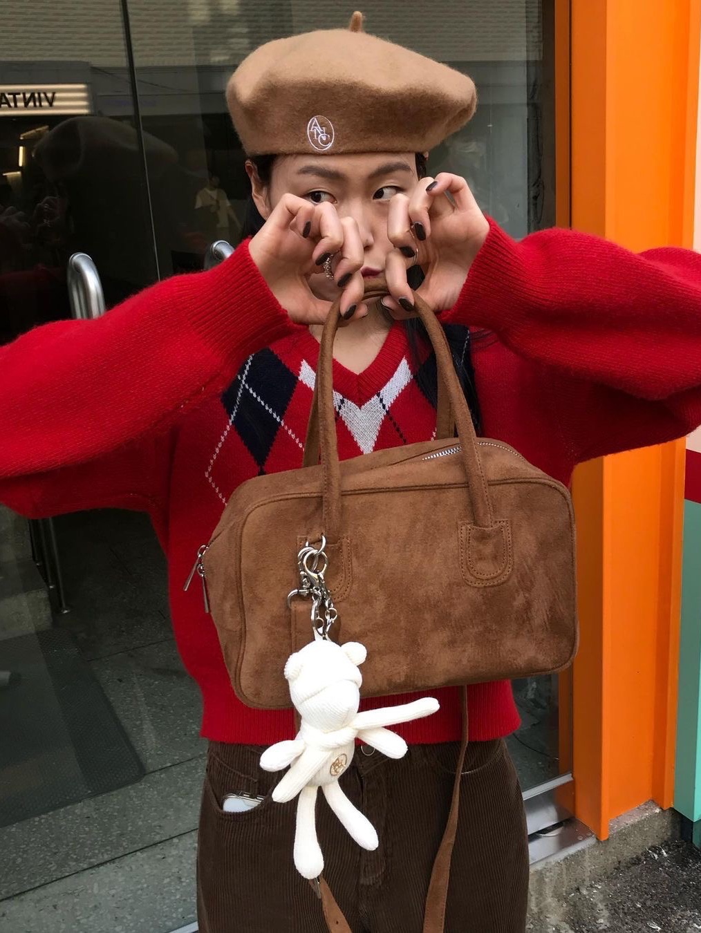 Anoetic Two-way Suede Tote Bag Brown, Anoetic Two-way Suede Tote Bag Black 착용 스타일 - 2