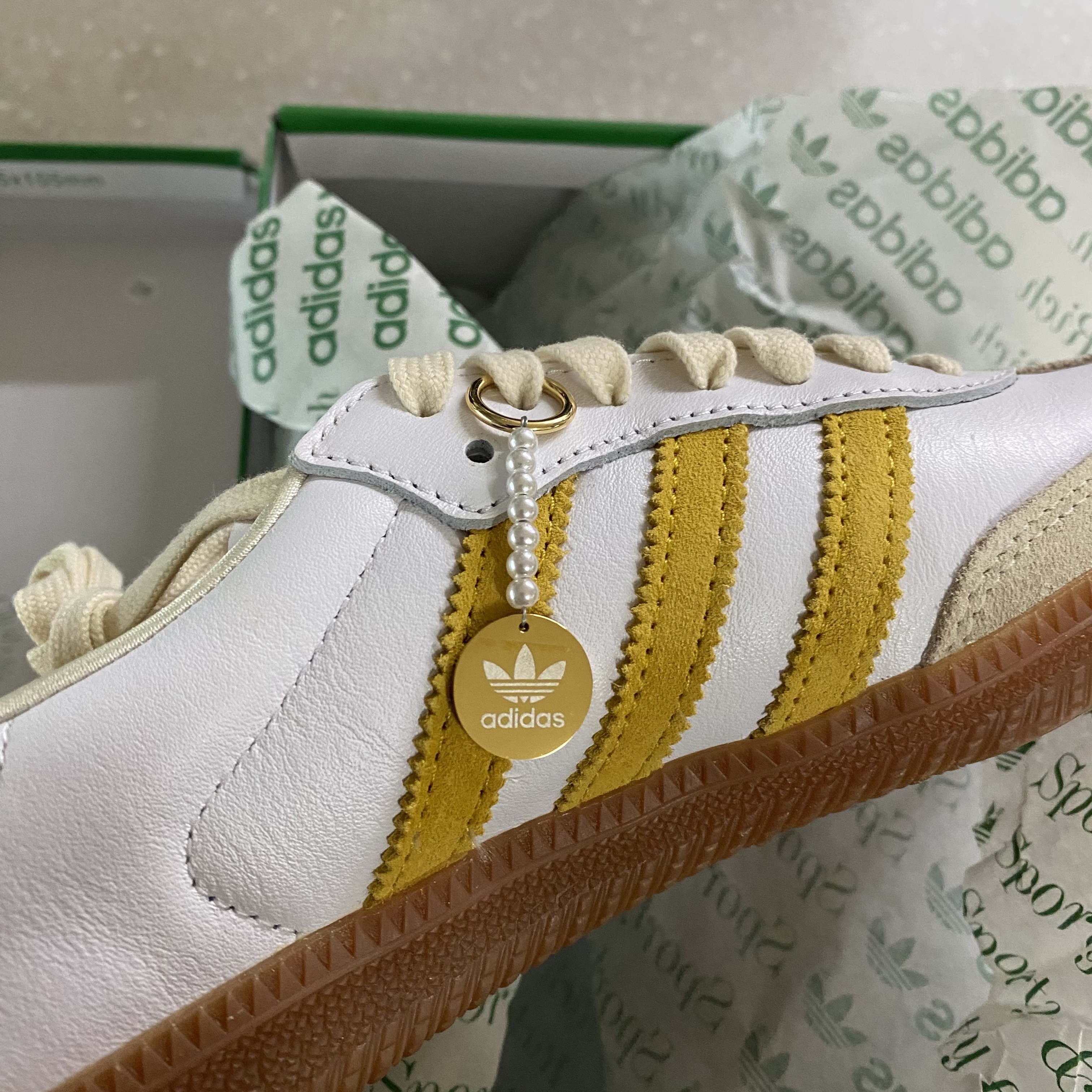 Adidas x Sporty & Rich Samba OG Cloud White Bold Gold 착용 스타일 - 1