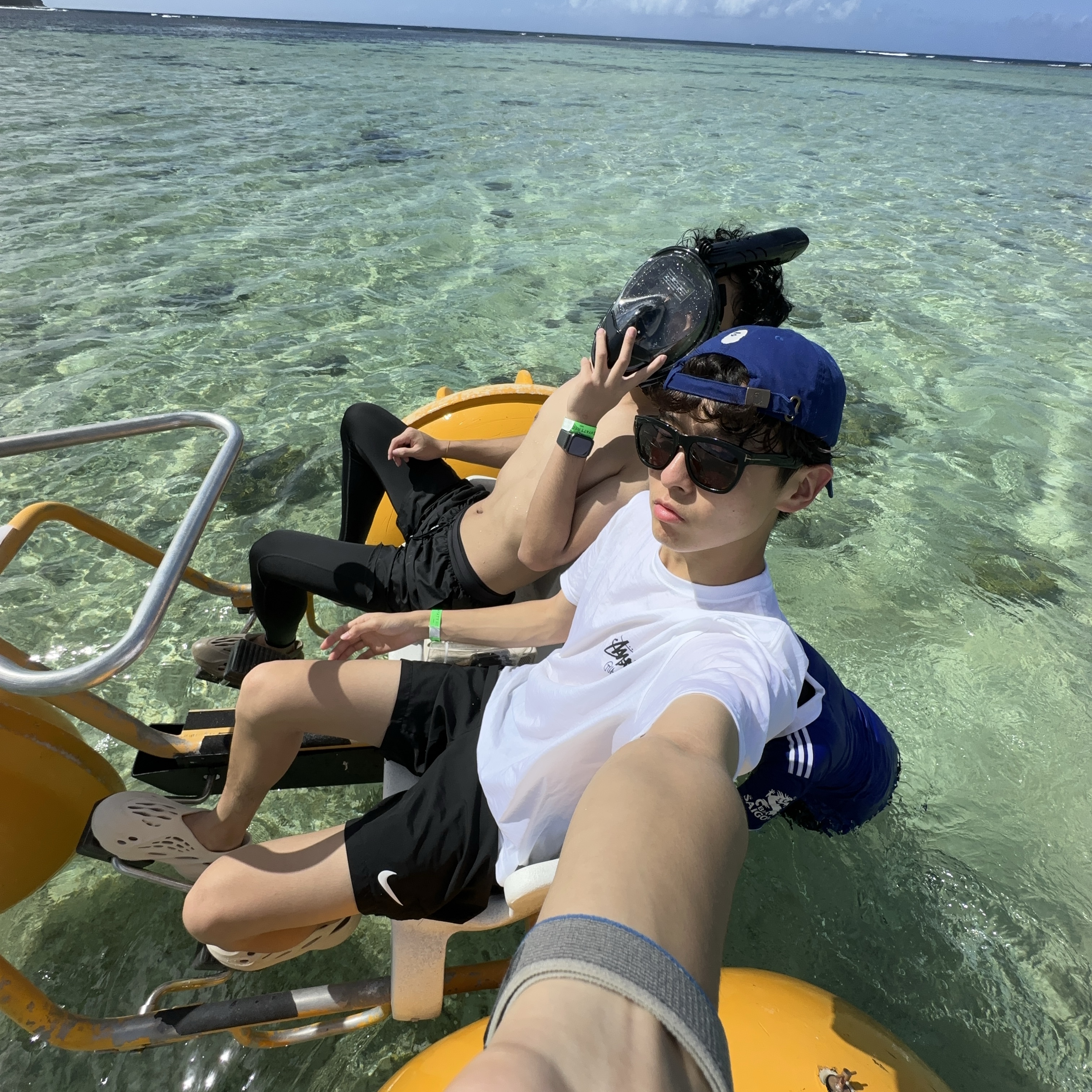 Adidas Yeezy Foam RNNR Sand 착용 스타일 - 1