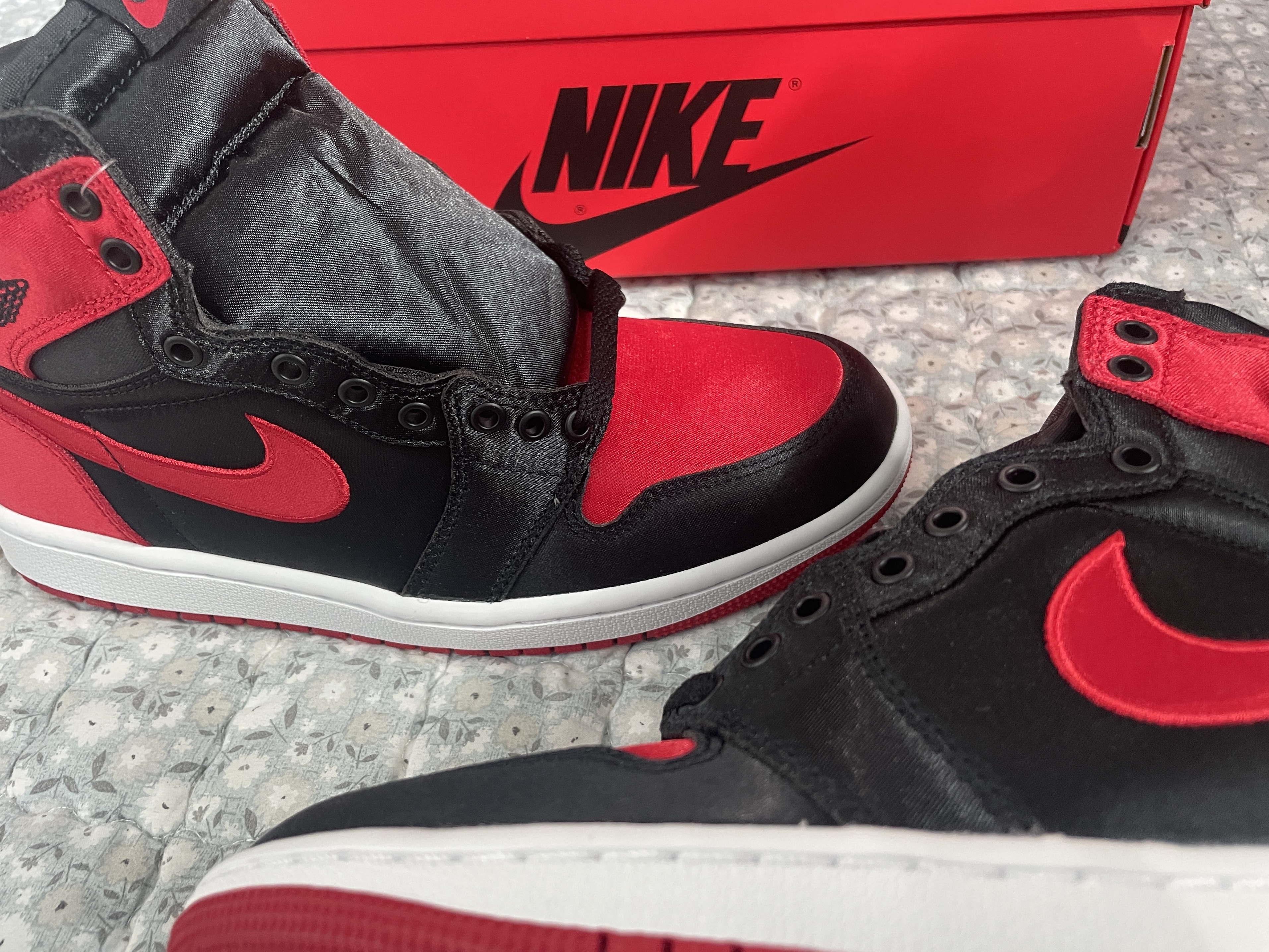 (W) Jordan 1 Retro High OG Satin Bred 착용 스타일 - 2