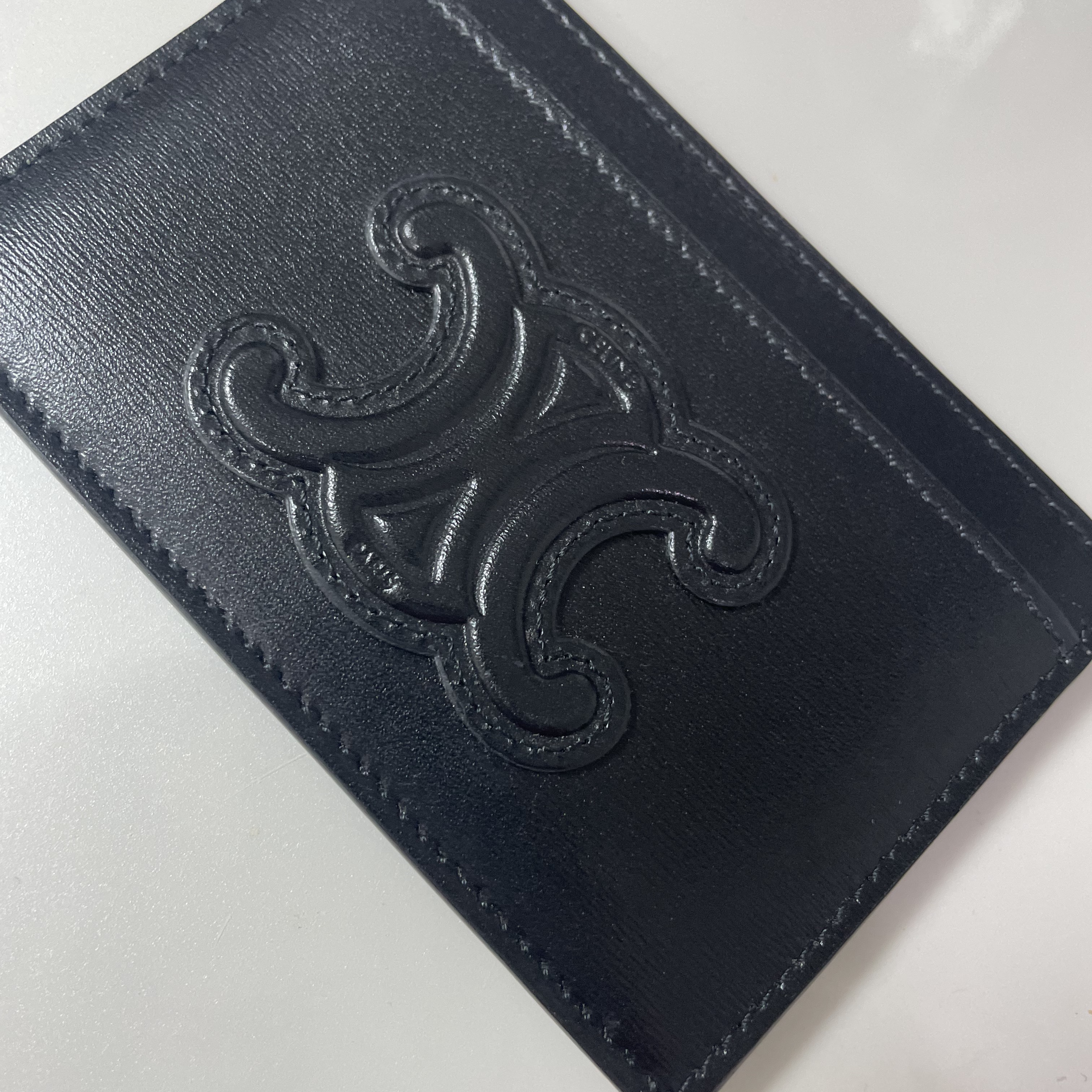 Celine Card Holder Cuir Triomphe in Shiny Calfskin Black 착용 스타일
