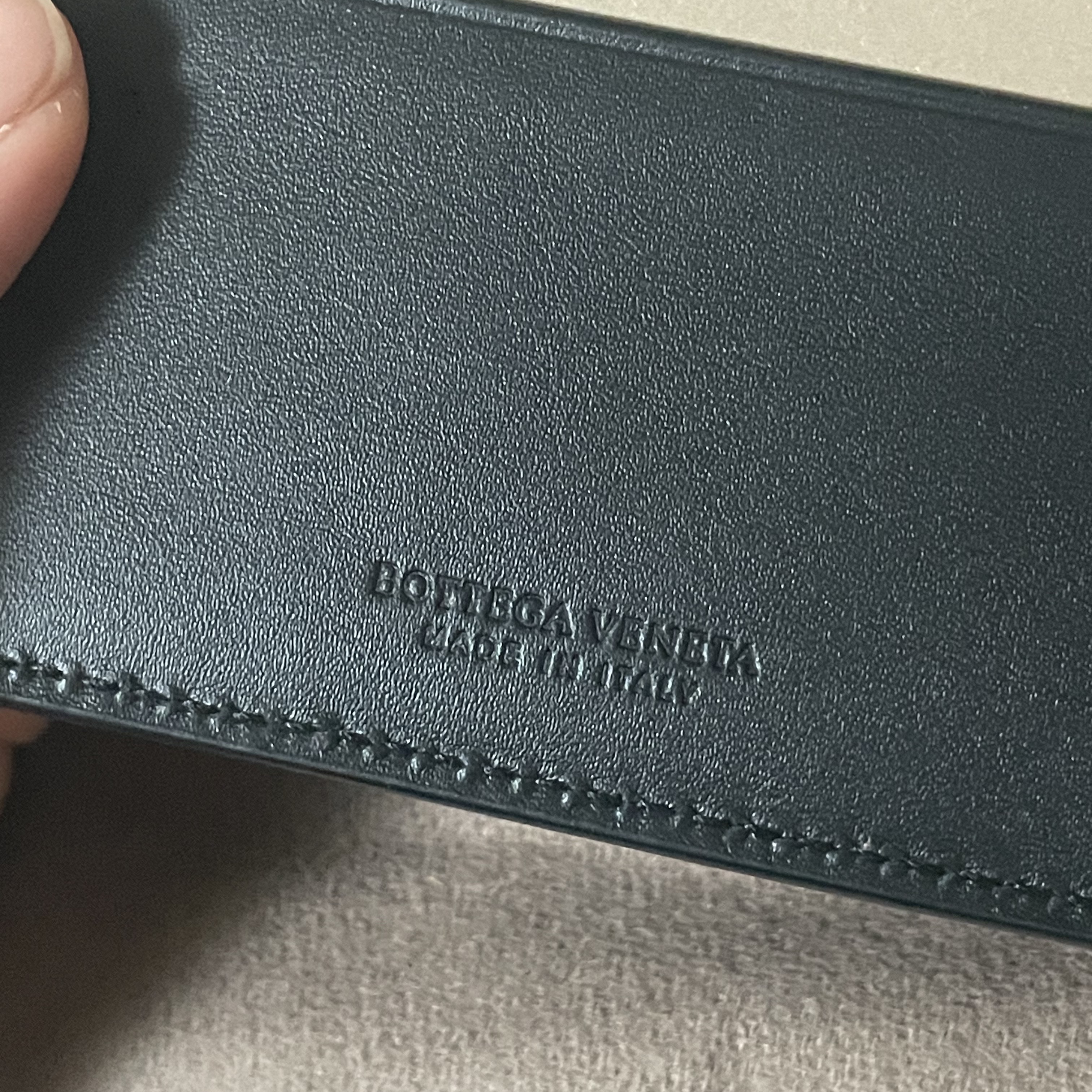 Bottega Veneta Bi-Fold Wallet Black 착용 스타일