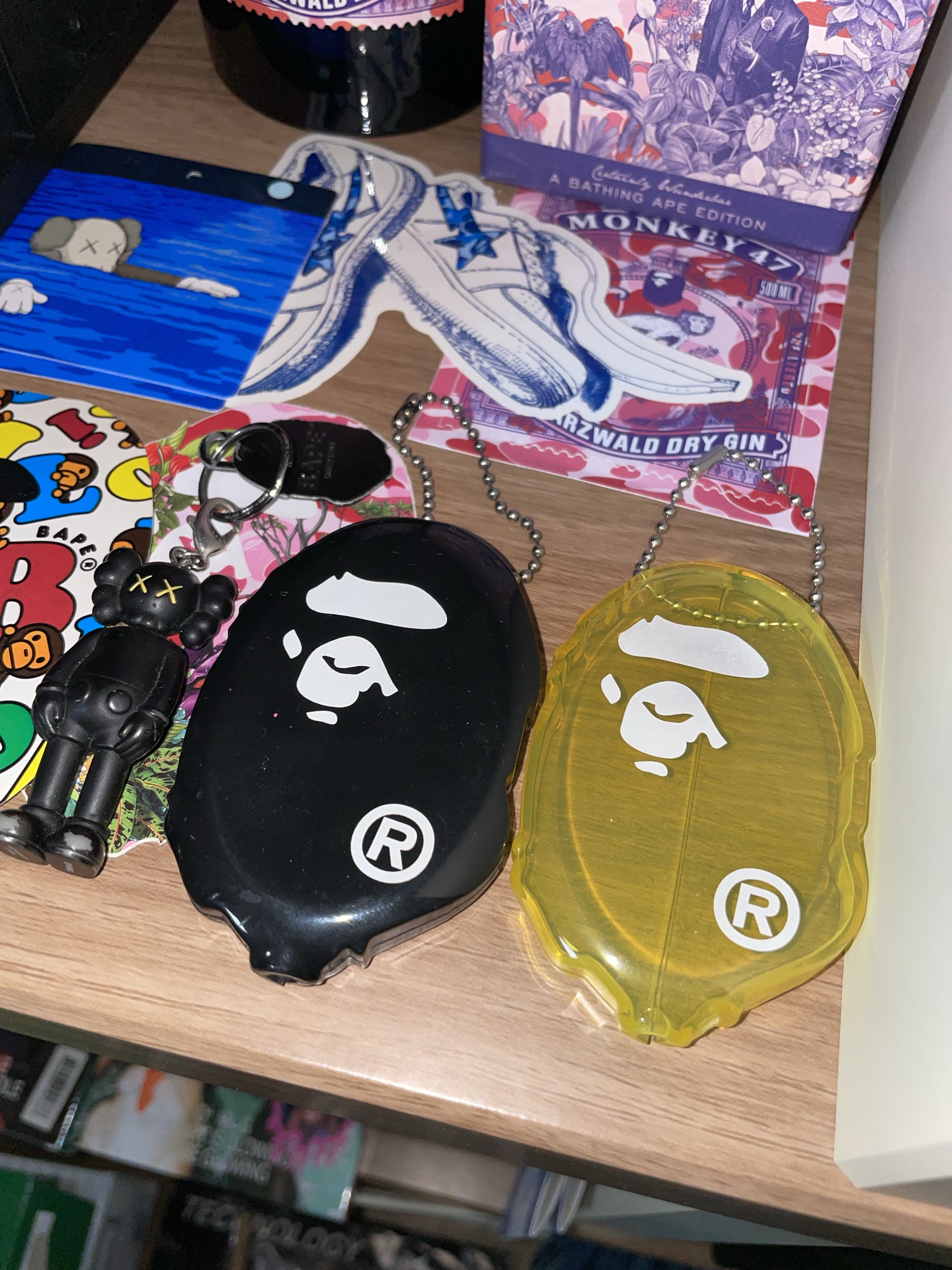 BAPE Ape Head Coin Case M Brown, Kaws Tokyo First Companion Keychain Black 착용 스타일 - 2