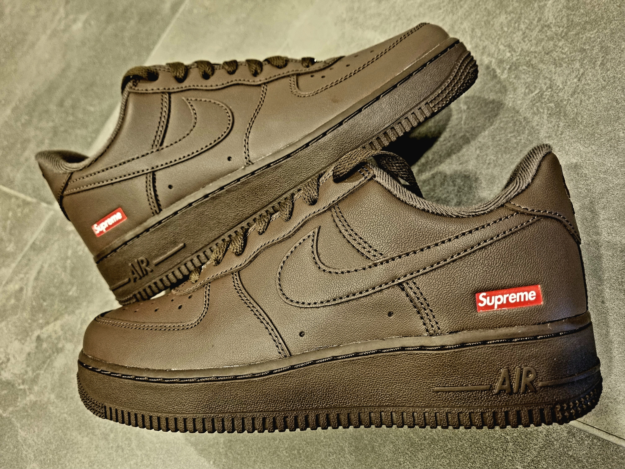 Nike x Supreme Air Force 1 Low Baroque Brown 착용 스타일 - 3