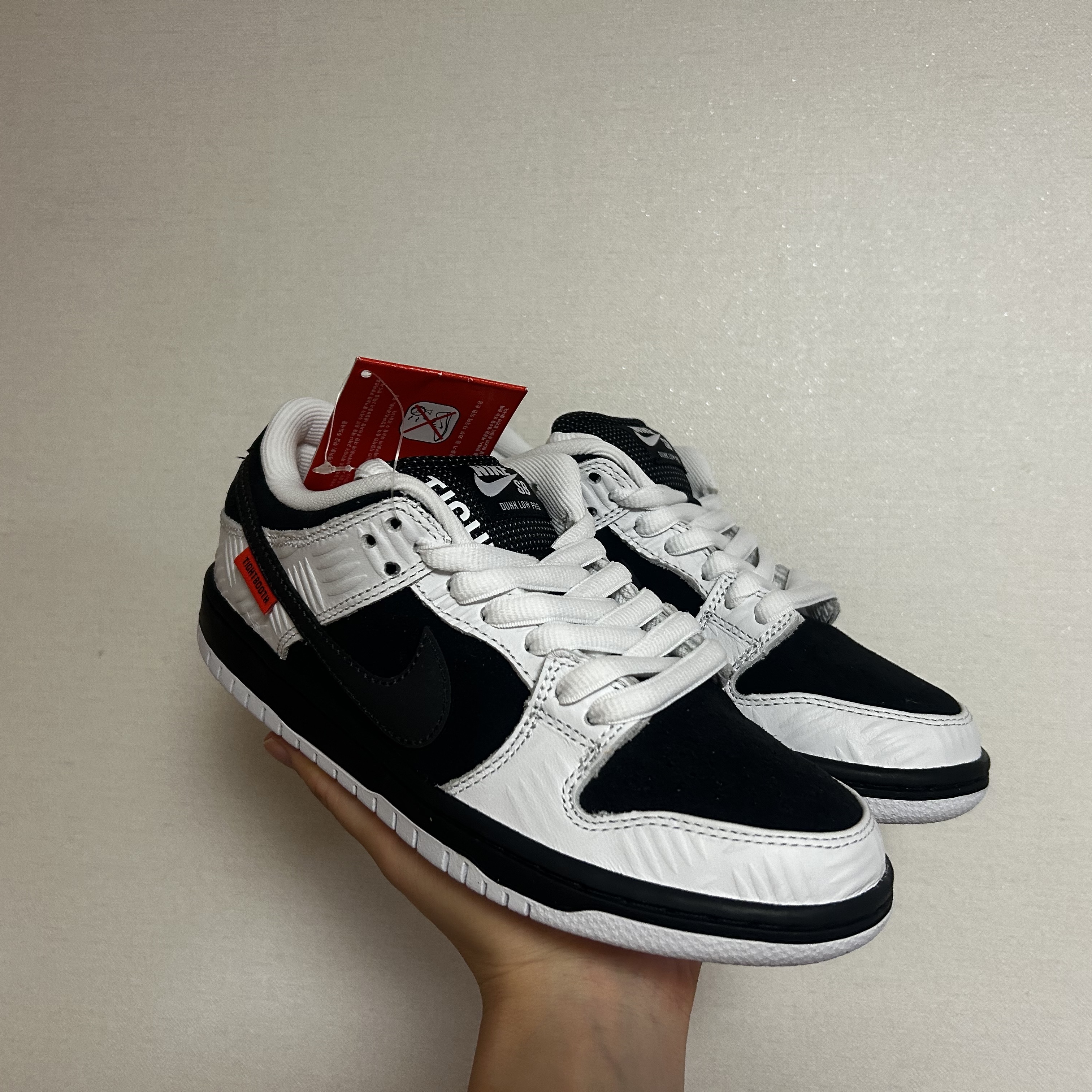 Nike x Tightbooth SB Dunk Low Pro Black and White 착용 스타일 - 3