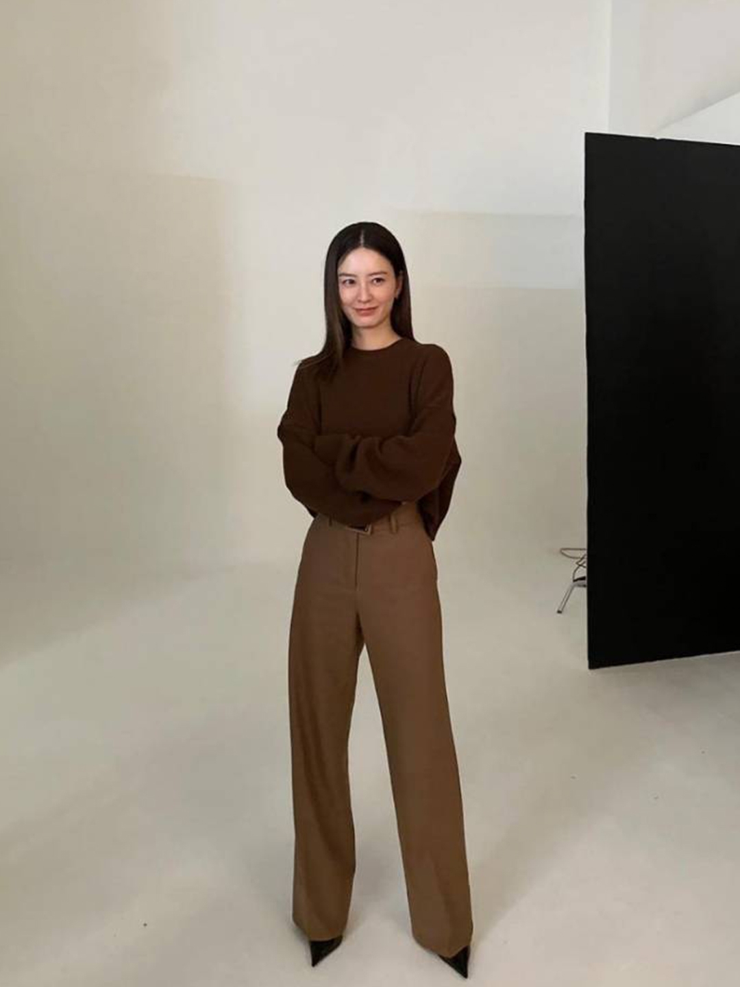 AMI de Coeur Tone-On-Tone Cashmere Crewneck Sweater Pale Blue, Thom Browne Center Back RWB Intarsia Stripe Classic Crew Neck Pullover in Fine Merino Wool Dark Grey 착용 스타일 - 7
