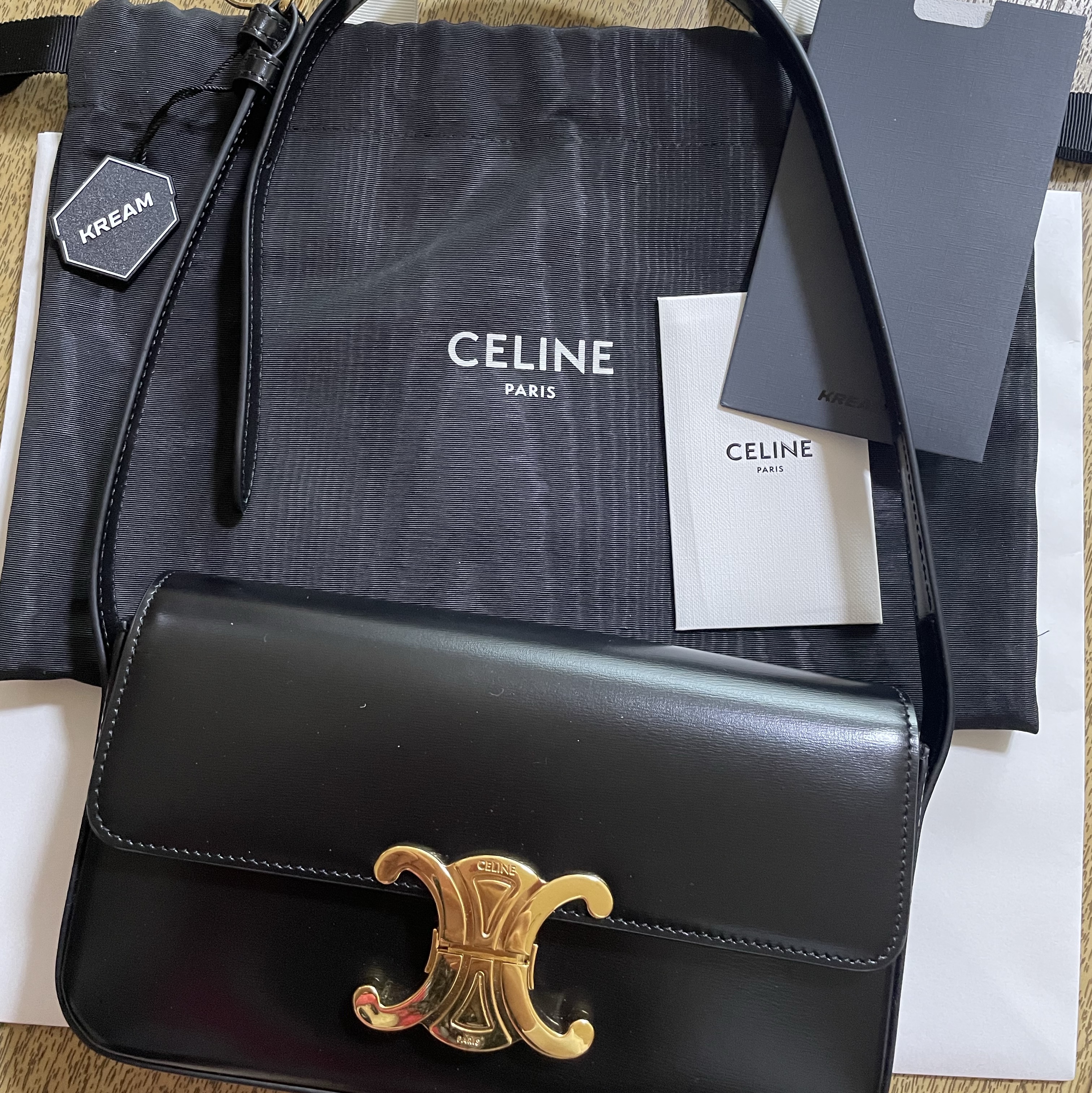 Celine Shoulder Bag Claude in Shiny Calfskin Black 착용 스타일 - 2