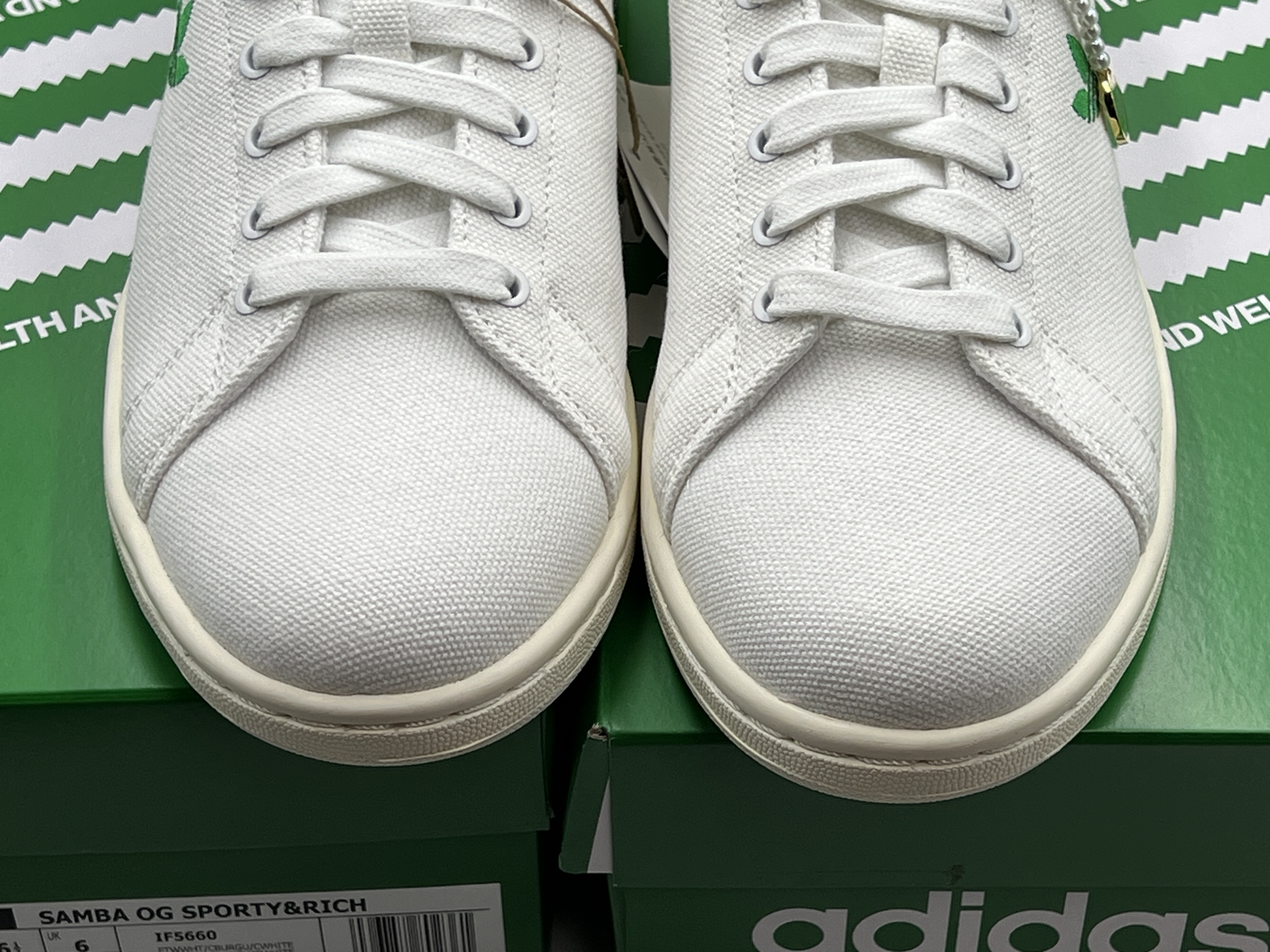 Adidas x Sporty & Rich Stan Smith White Green 착용 스타일 - 3