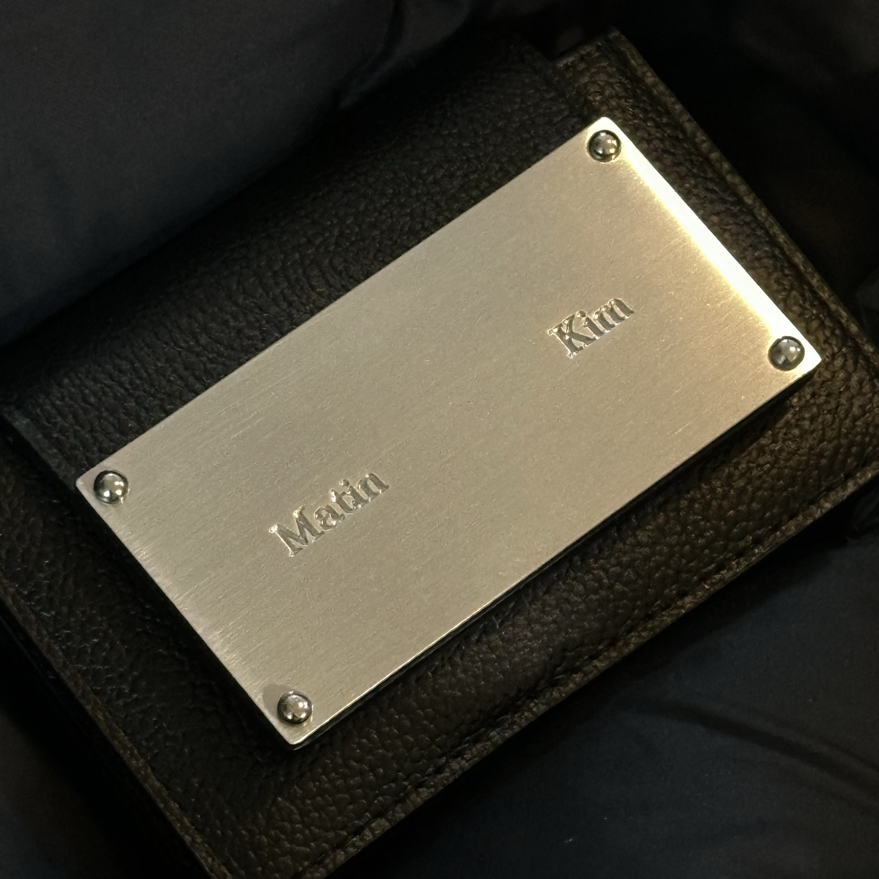 Matin Kim Accordion Wallet Black 착용 스타일
