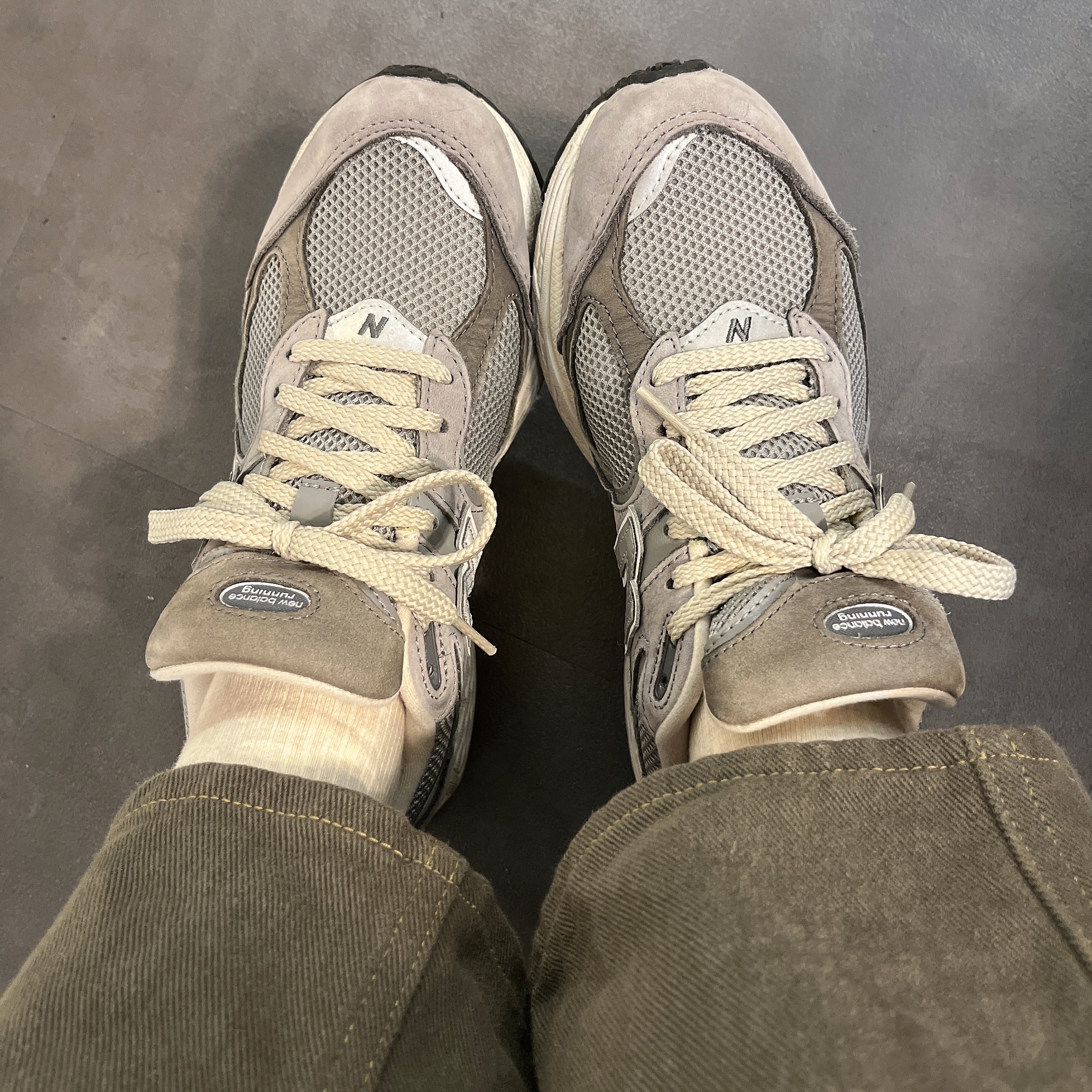 New Balance 2002R Premium Vintage Grey 착용 스타일 - 1