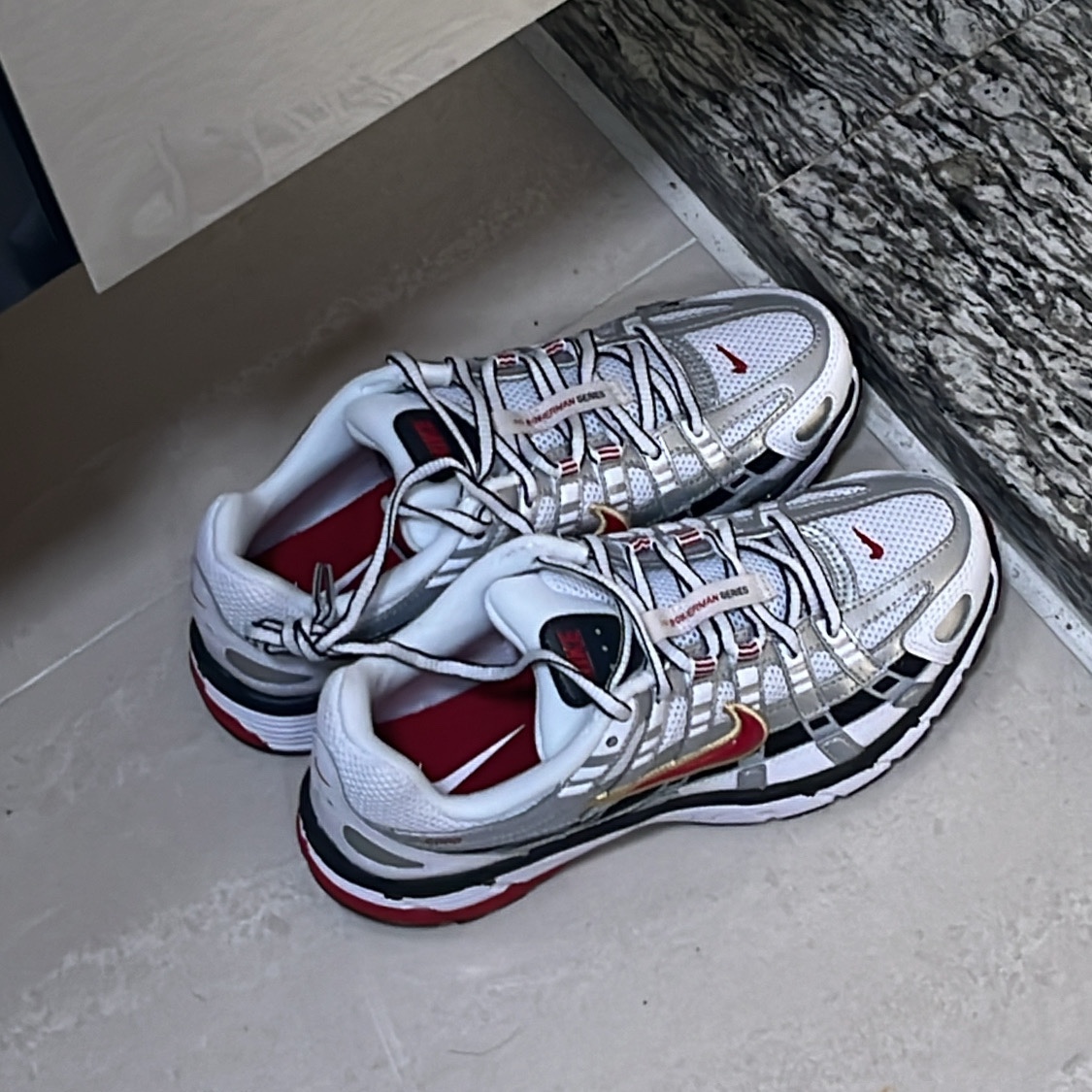 (W) Nike P-6000 Metallic Silver Red 착용 스타일