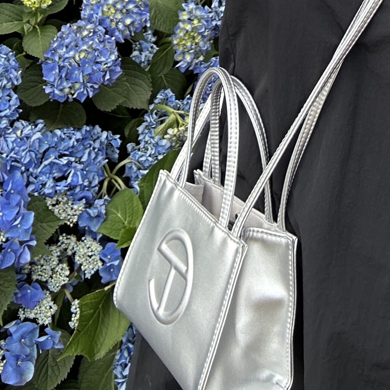 Telfar Small Shopping Bag Silver 착용 스타일