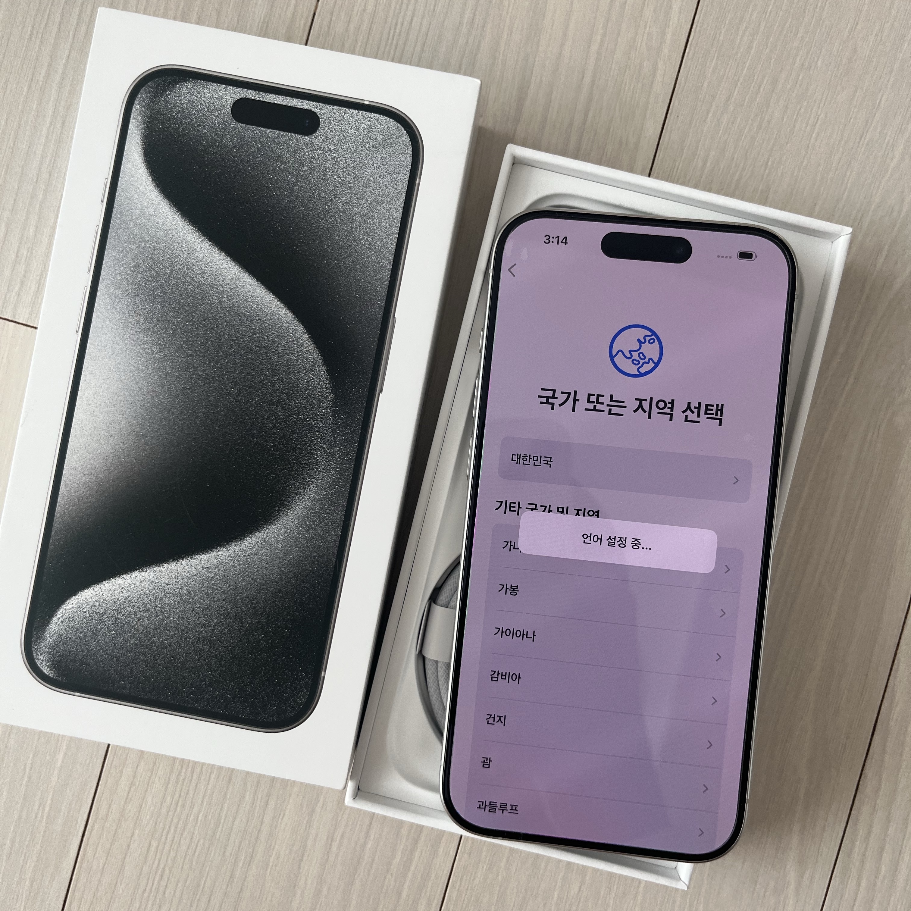 Apple iPhone 15 Pro 256GB White Titanium (Korean Ver.) 착용 스타일 - 2
