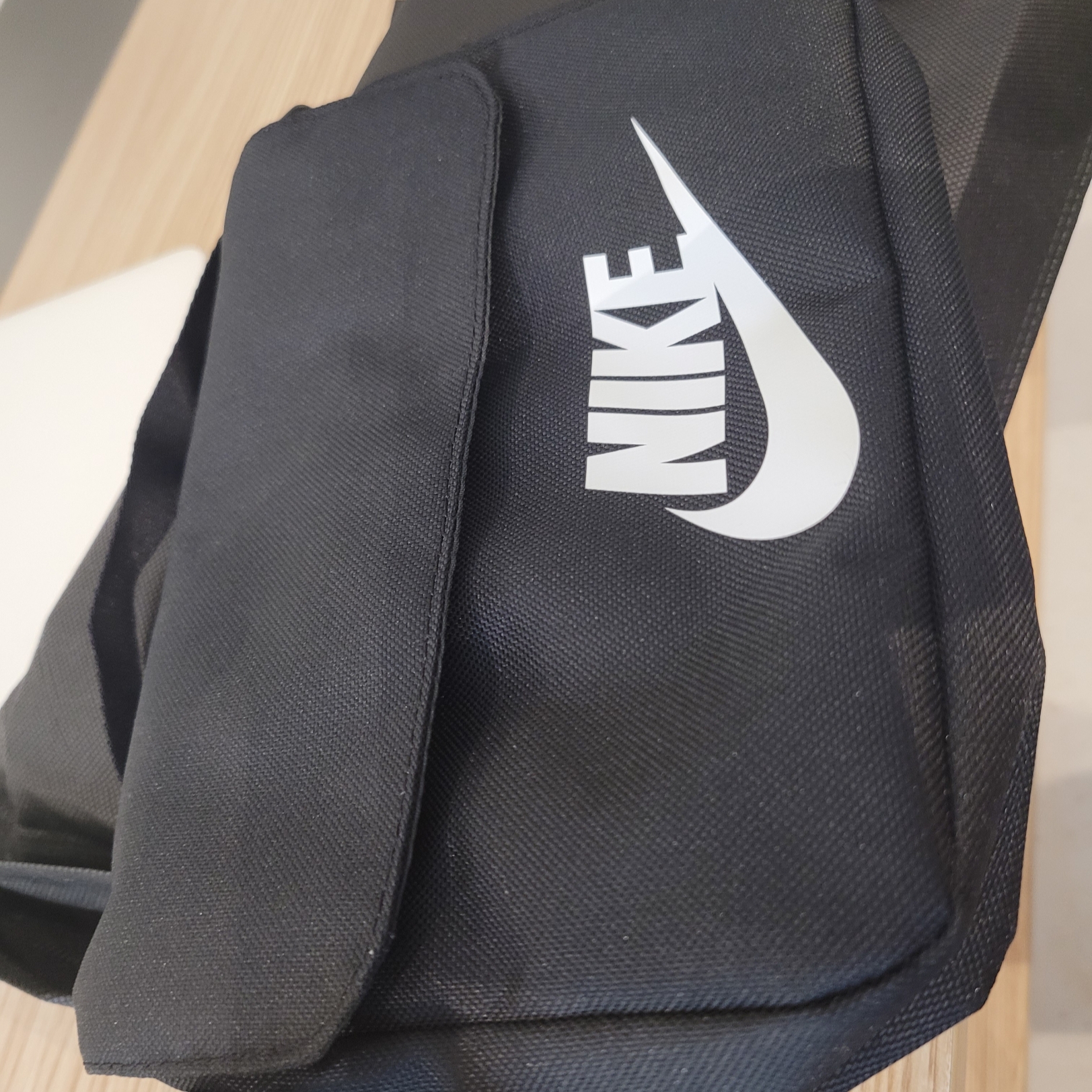 Nike NSW Futura 365 Crossbody Bag 3L Black 착용 스타일
