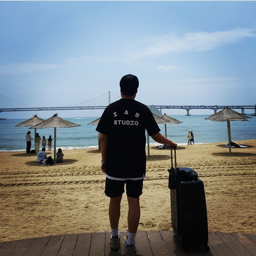 IAB Studio 10th Anniversary T-Shirts Pack White & Black (2 Pack) 착용 스타일