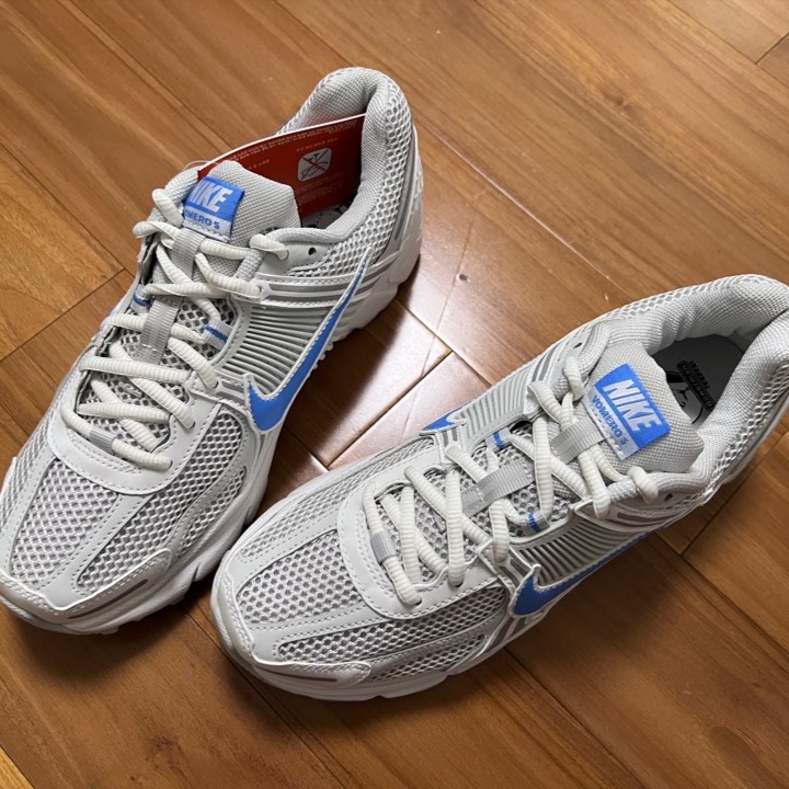 Nike Zoom Vomero 5 Photon Dust and University Blue 착용 스타일