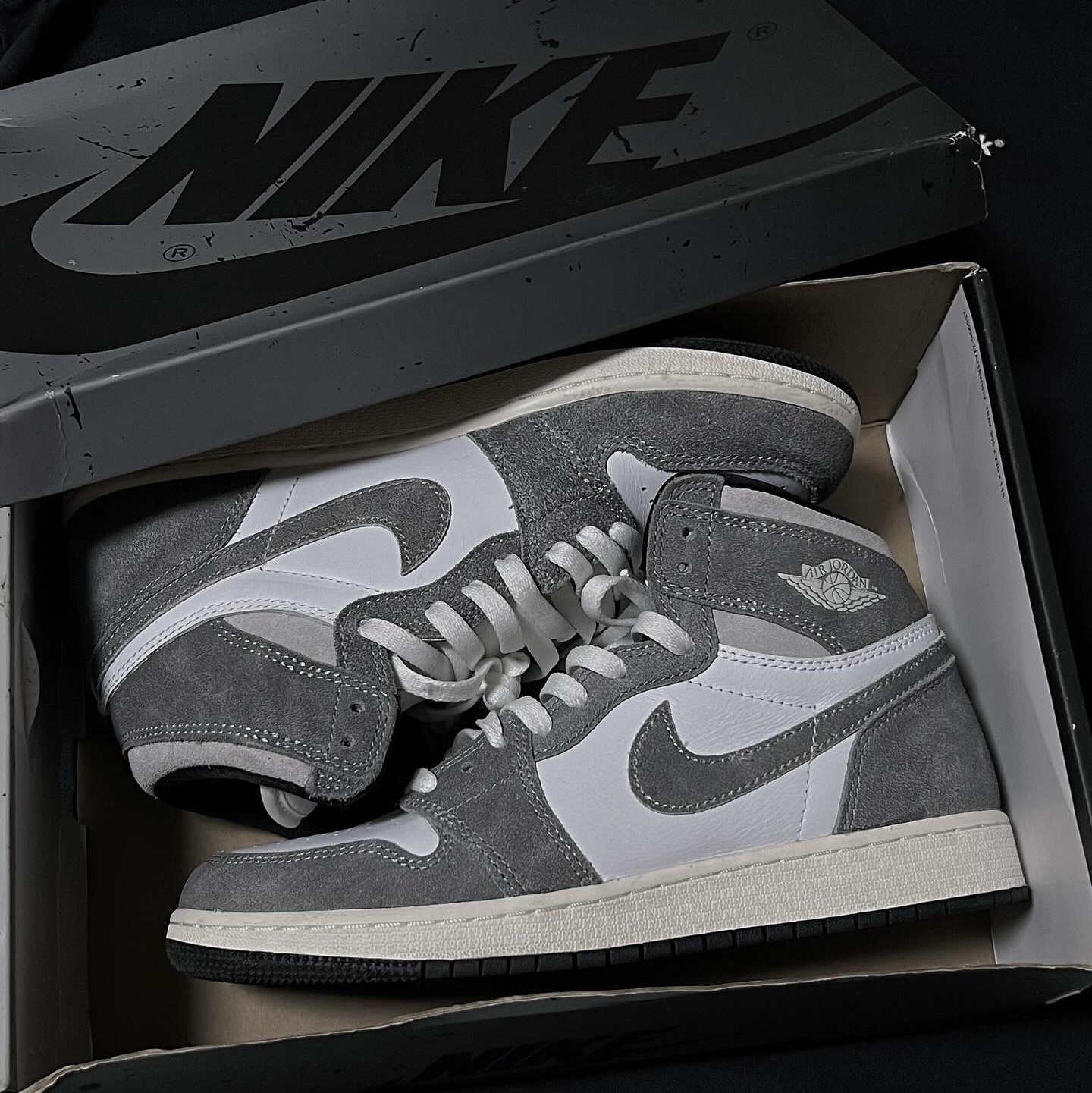 Jordan 1 Retro High OG Black and Smoke Grey 착용 스타일 - 2