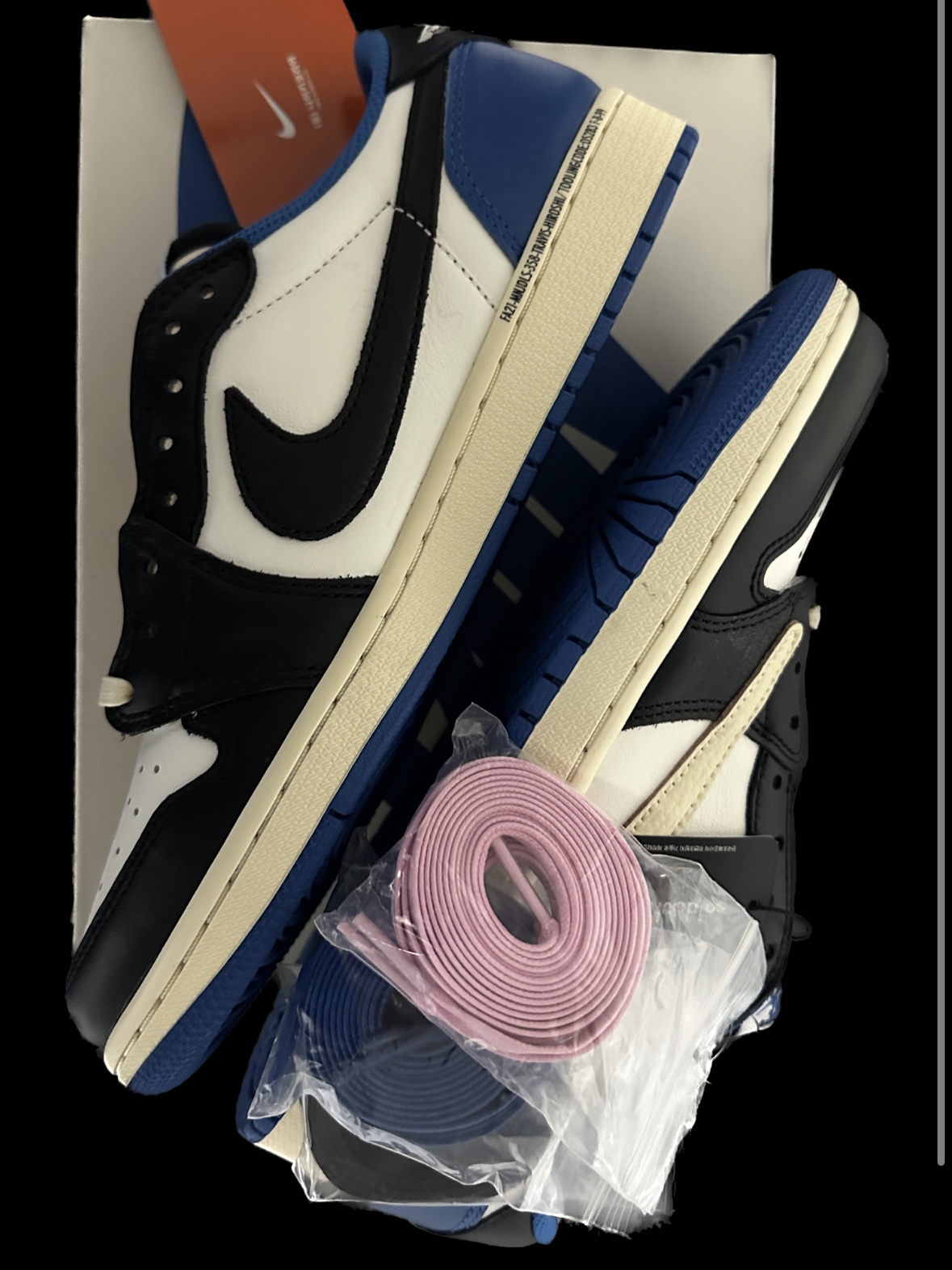 Jordan 1 x Travis Scott x Fragment Retro Low OG SP Military Blue 착용 스타일 - 1