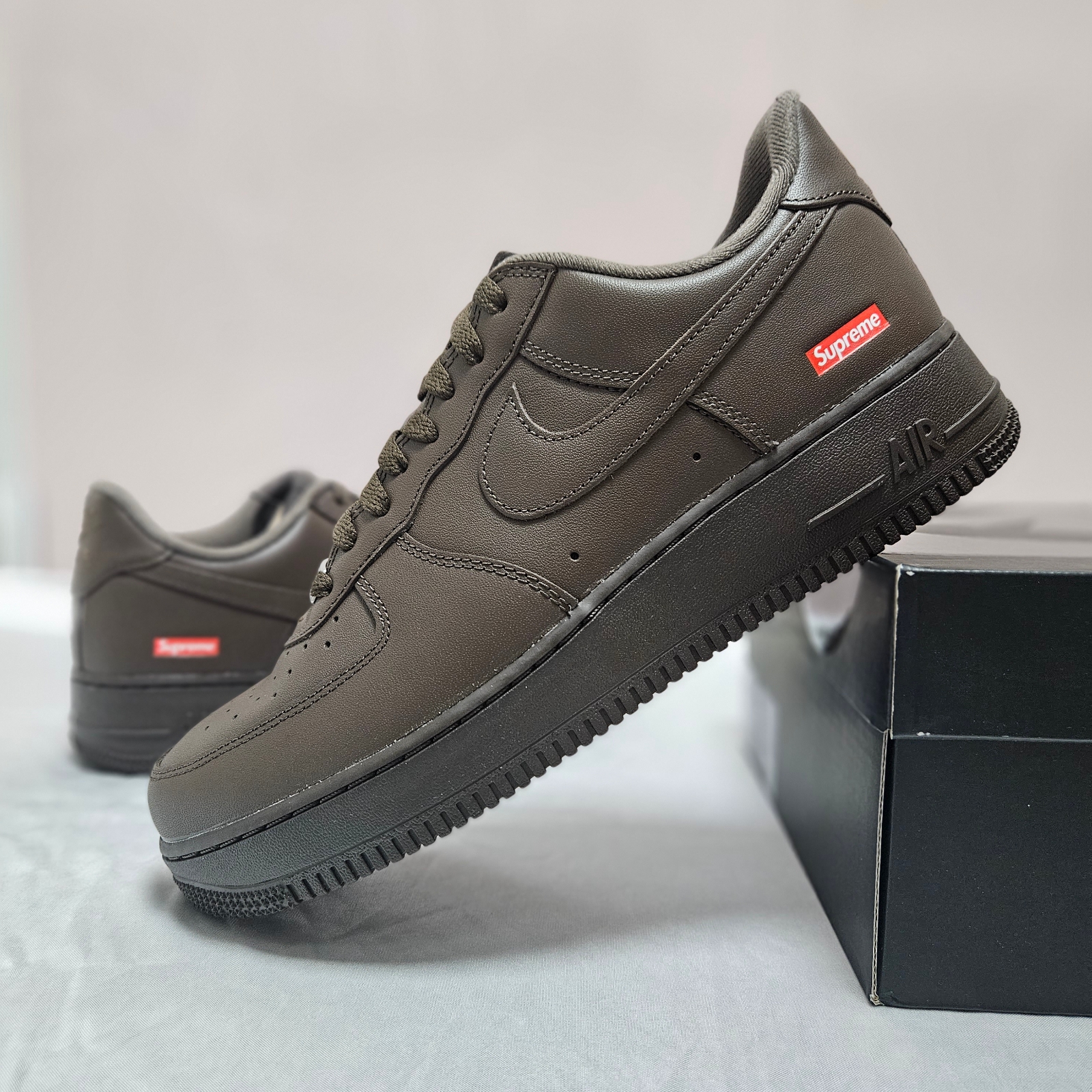 Nike x Supreme Air Force 1 Low Baroque Brown 착용 스타일 - 1