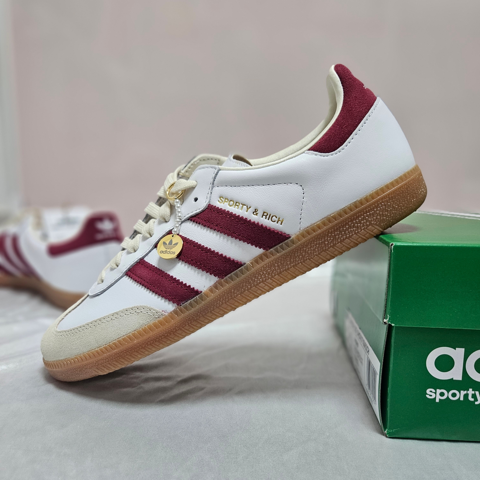 Adidas x Sporty & Rich Samba OG Cloud White Collegiate Burgundy 착용 스타일 - 1