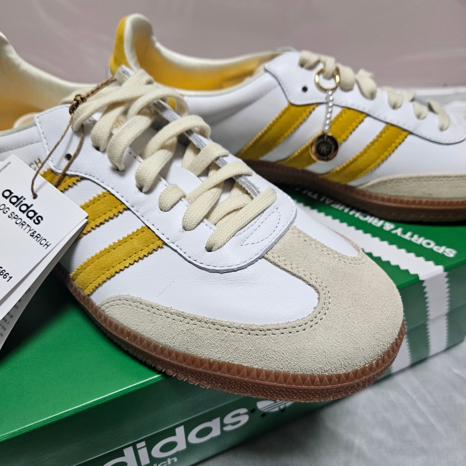 Adidas x Sporty & Rich Samba OG Cloud White Bold Gold 착용 스타일 - 2