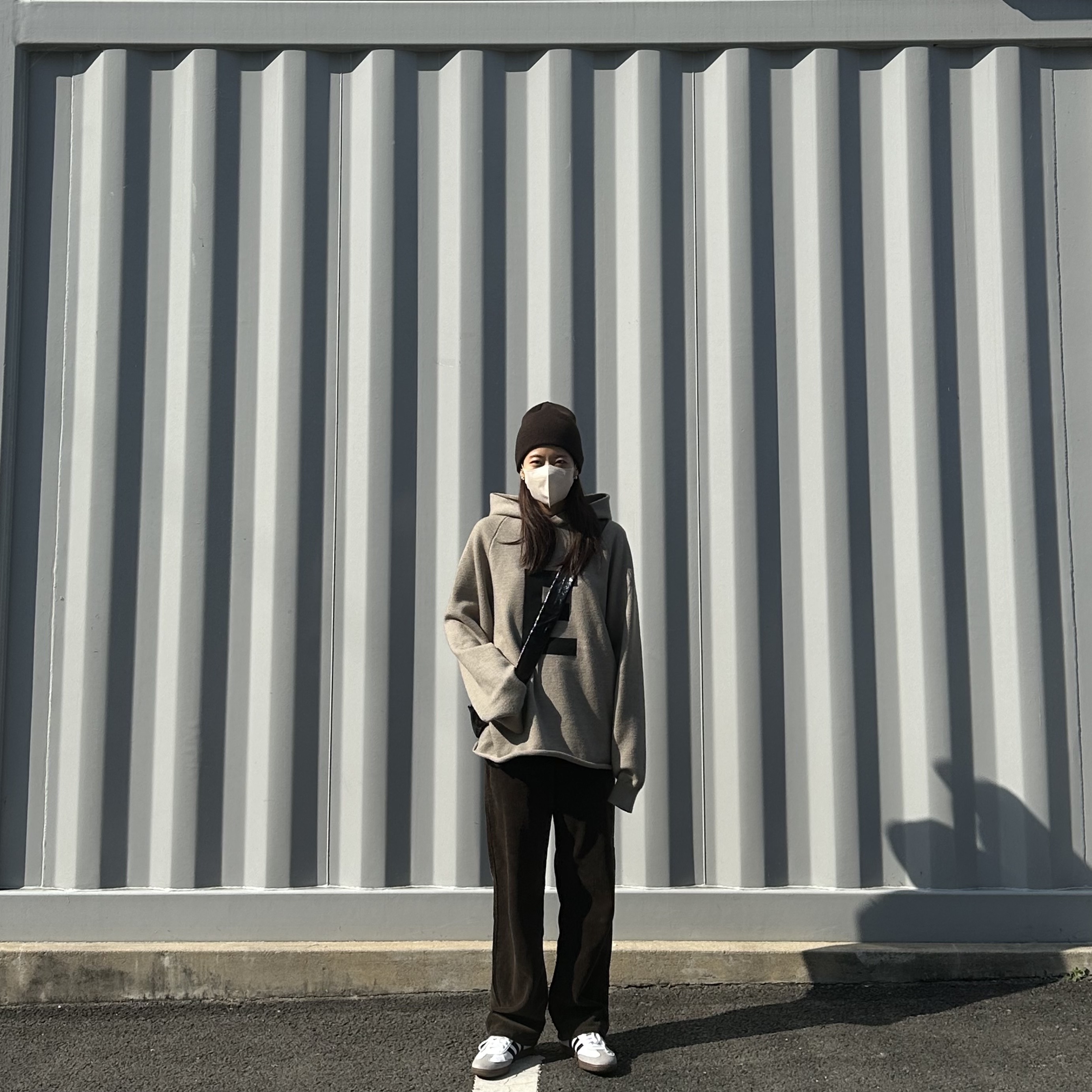 Adidas Samba Vegan White Black, (Kids) Essentials Big E Knit Hoodie Iron - 22SS 착용 스타일 - 1