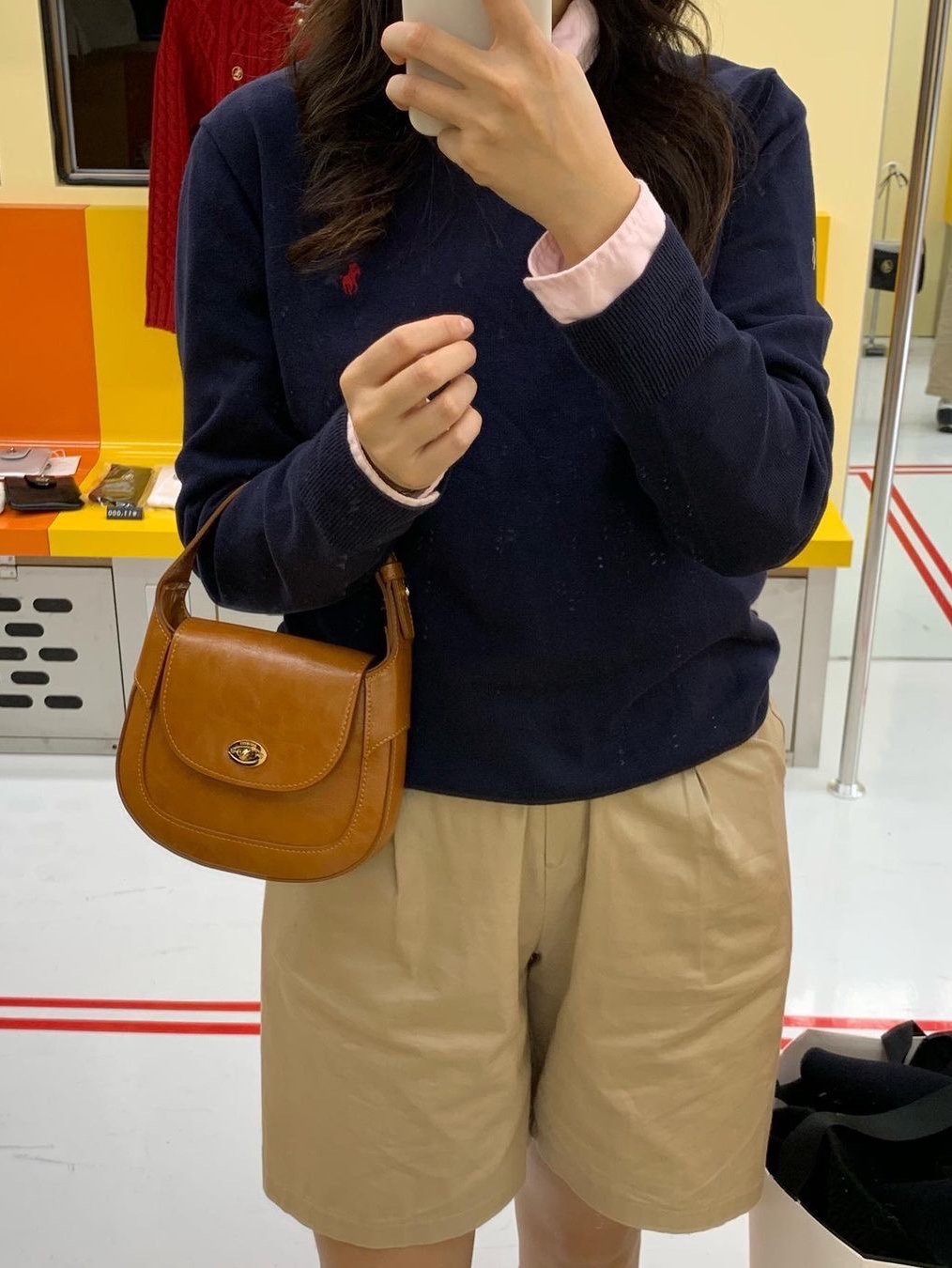 Anoetic Anc Classic Shoulder Bag Caramel, Anoetic Anc Classic Shoulder Bag Ivory 착용 스타일 - 1