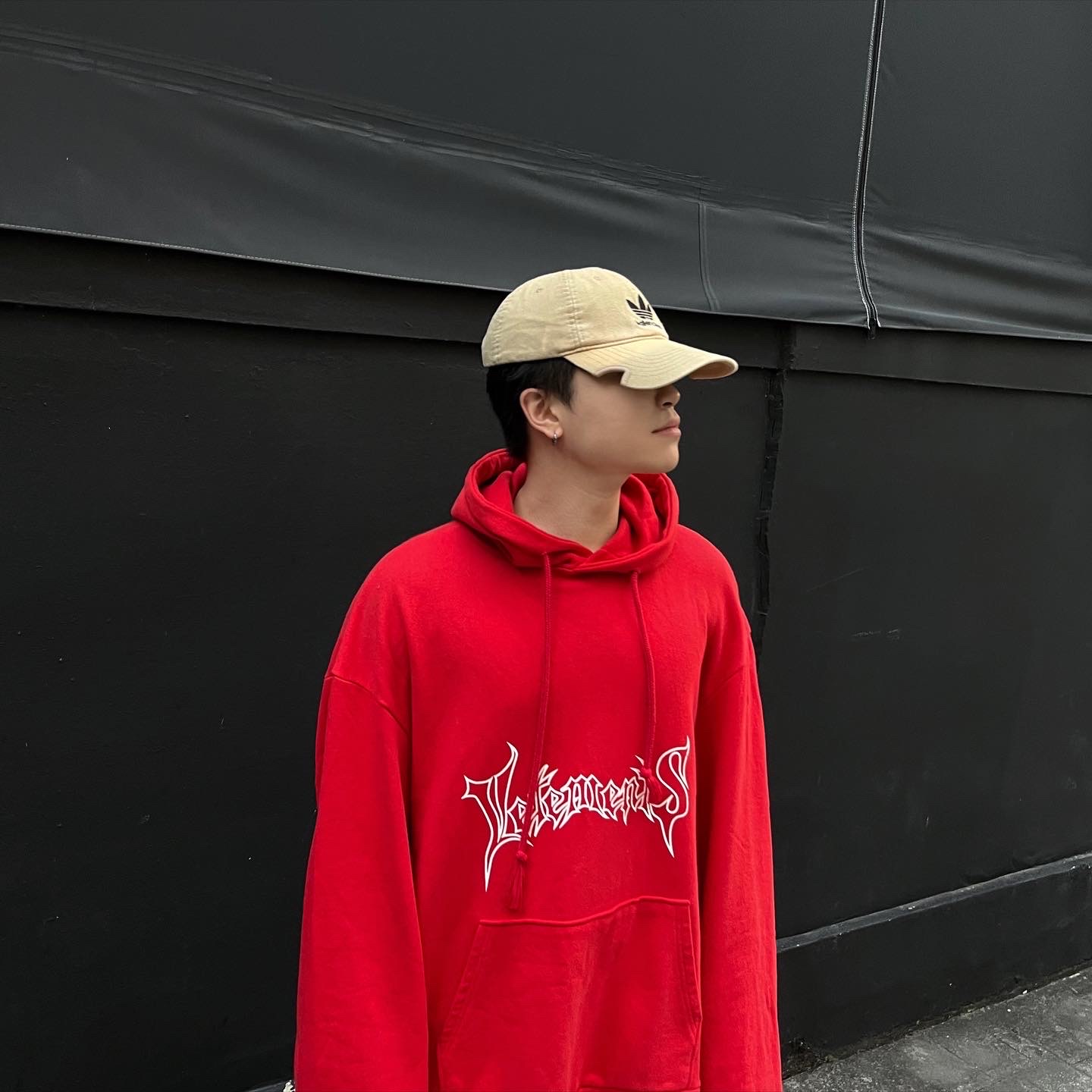 Balenciaga 3XL Sneakers White Red, Balenciaga x Adidas Cap Black 착용 스타일 - 4