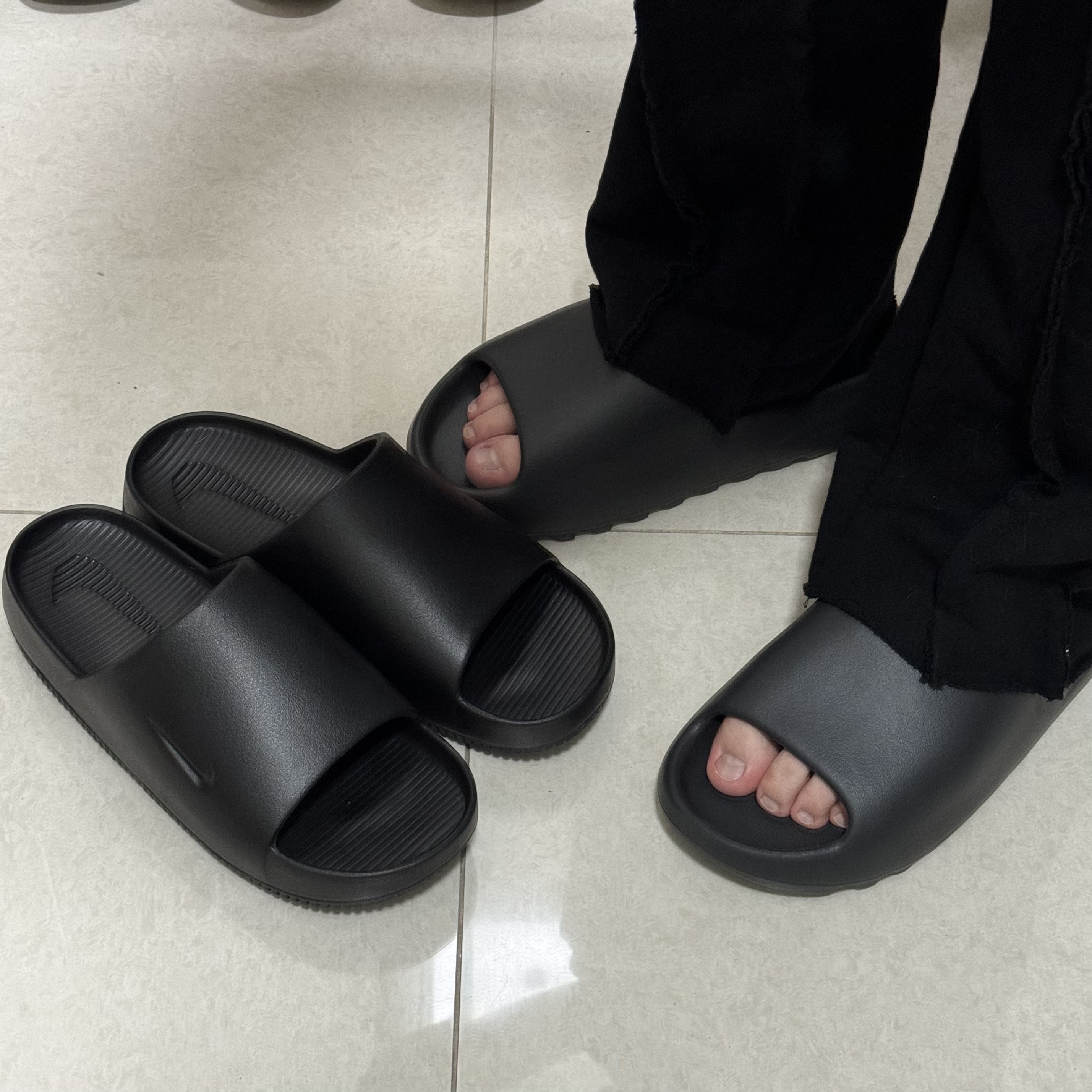 Adidas Yeezy Slide Onyx, (W) Nike Calm Slide Black 착용 스타일