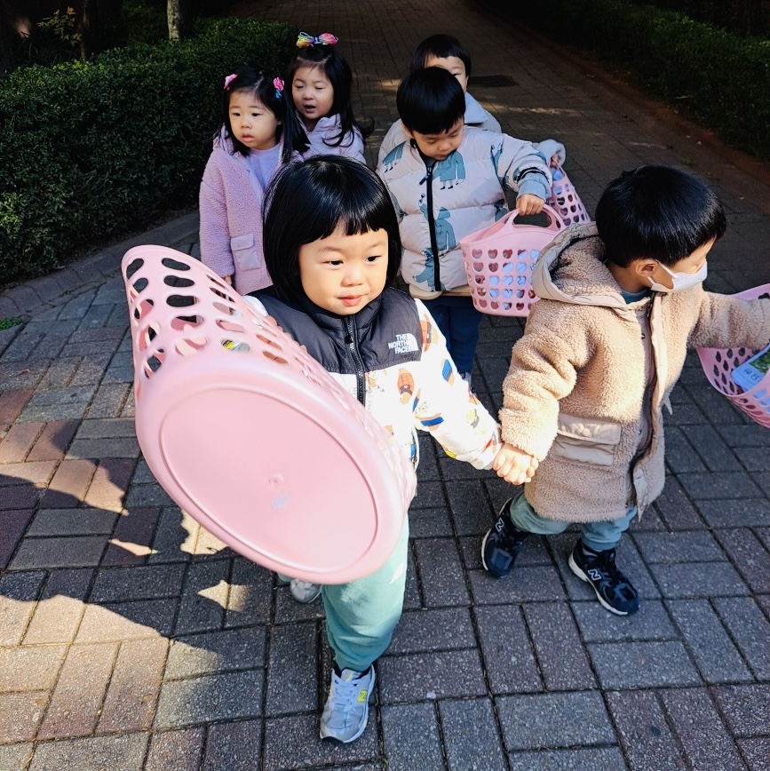 (Kids) The North Face 1996 Eco Nuptse Down Jacket Real Black 착용 스타일 - 4