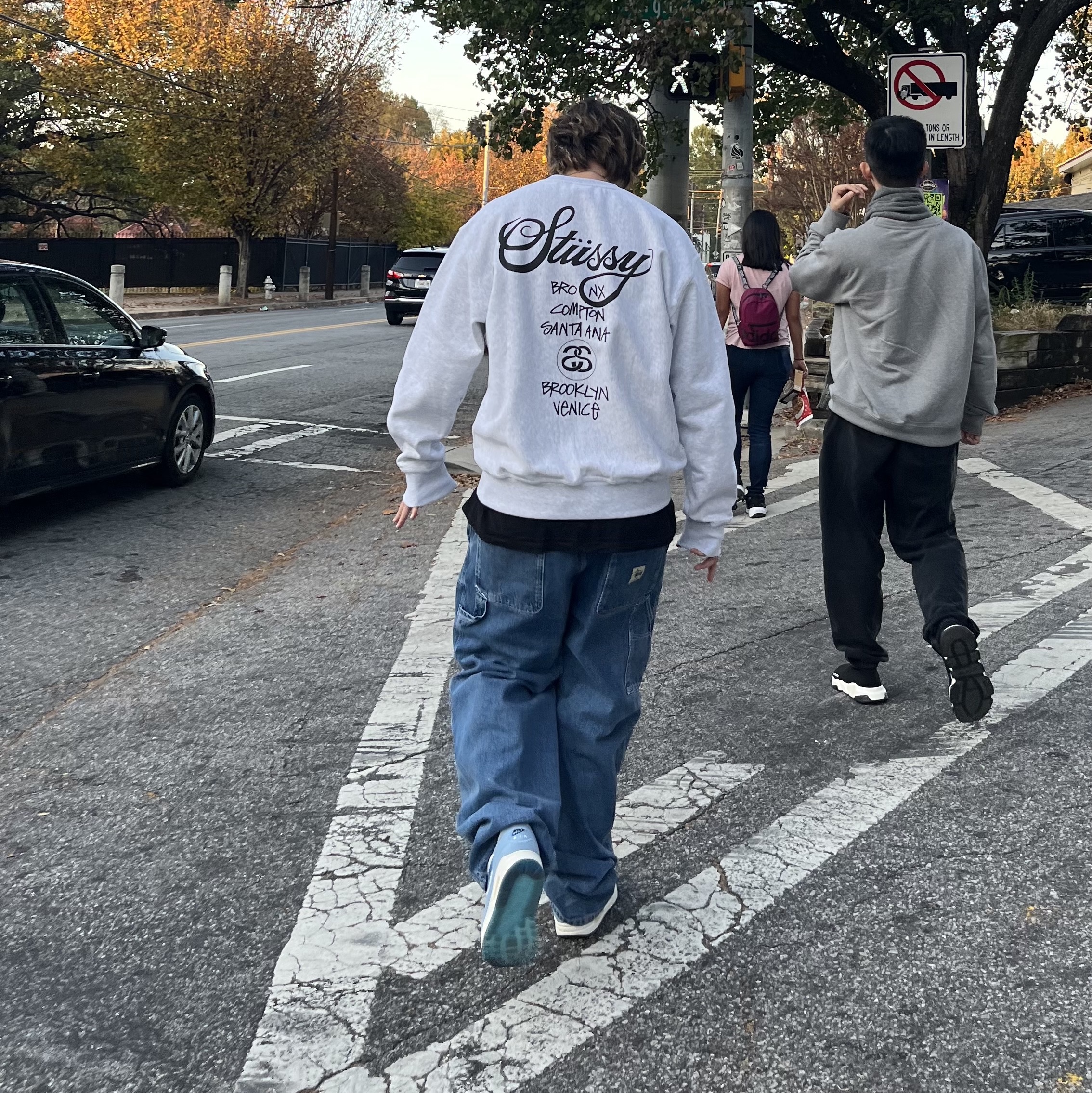 Stussy World Tour Crew Ash Heather 2023, Stussy Denim Work Pants Blue 착용 스타일 - 2