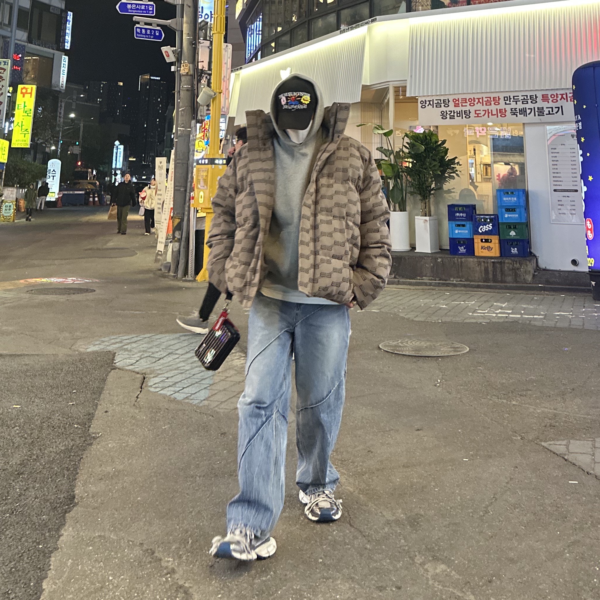 (W) Balenciaga BB Monogram Puffer Beige, Ader Error Deviant Jeans Blue 착용 스타일 - 3