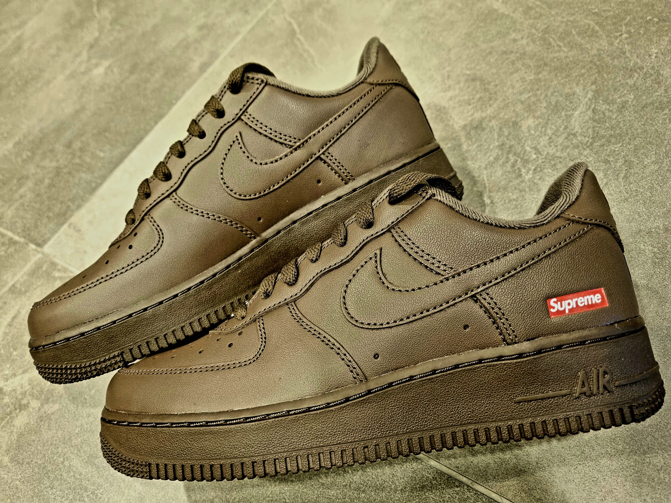 Nike x Supreme Air Force 1 Low Baroque Brown 착용 스타일 - 5