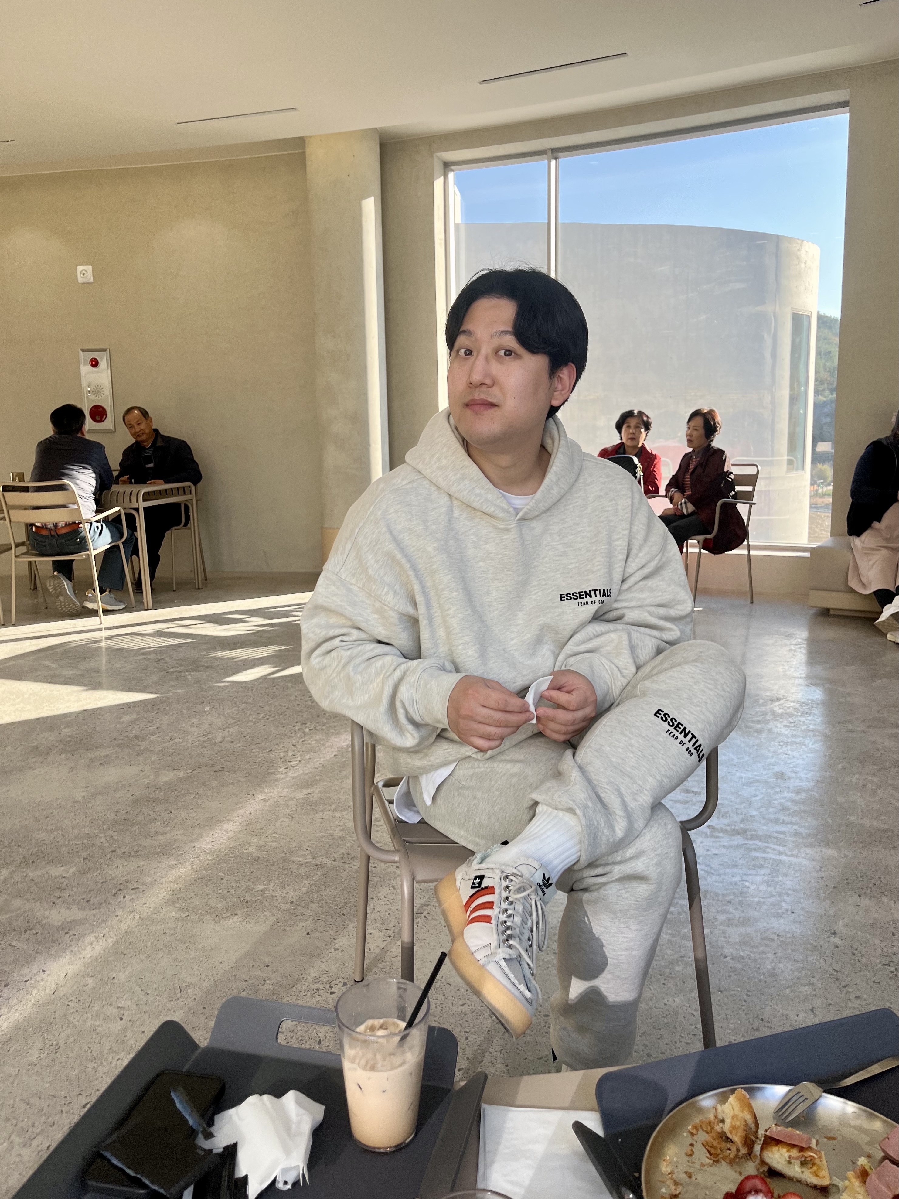 Adidas x Song for the Mute Campus 80s Bliss Core Black, Essentials The Core Collection Sweatpants Light Oatmeal 착용 스타일 - 2