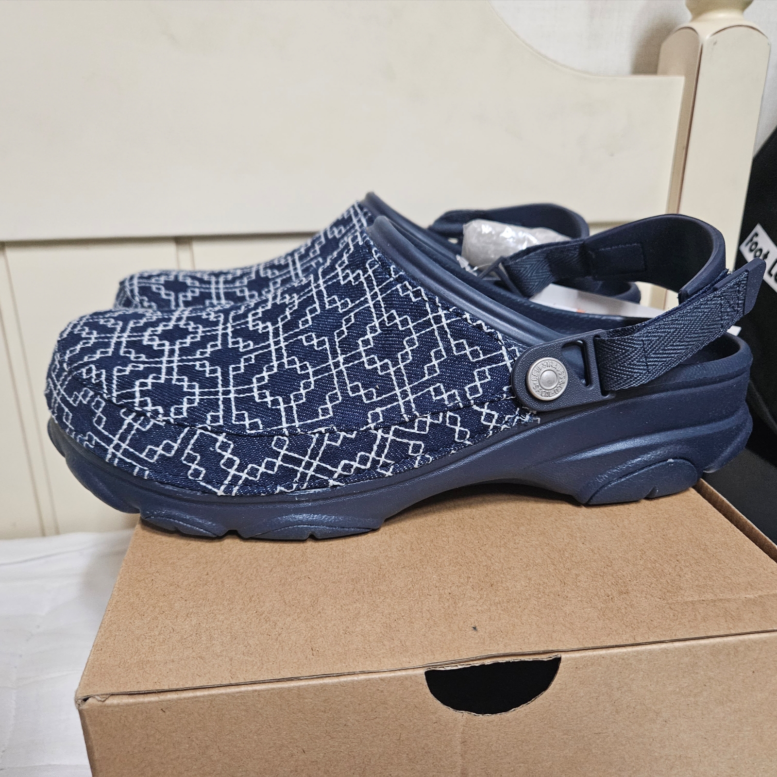 Crocs x Levi's All Terrain Clog Navy 착용 스타일 - 2