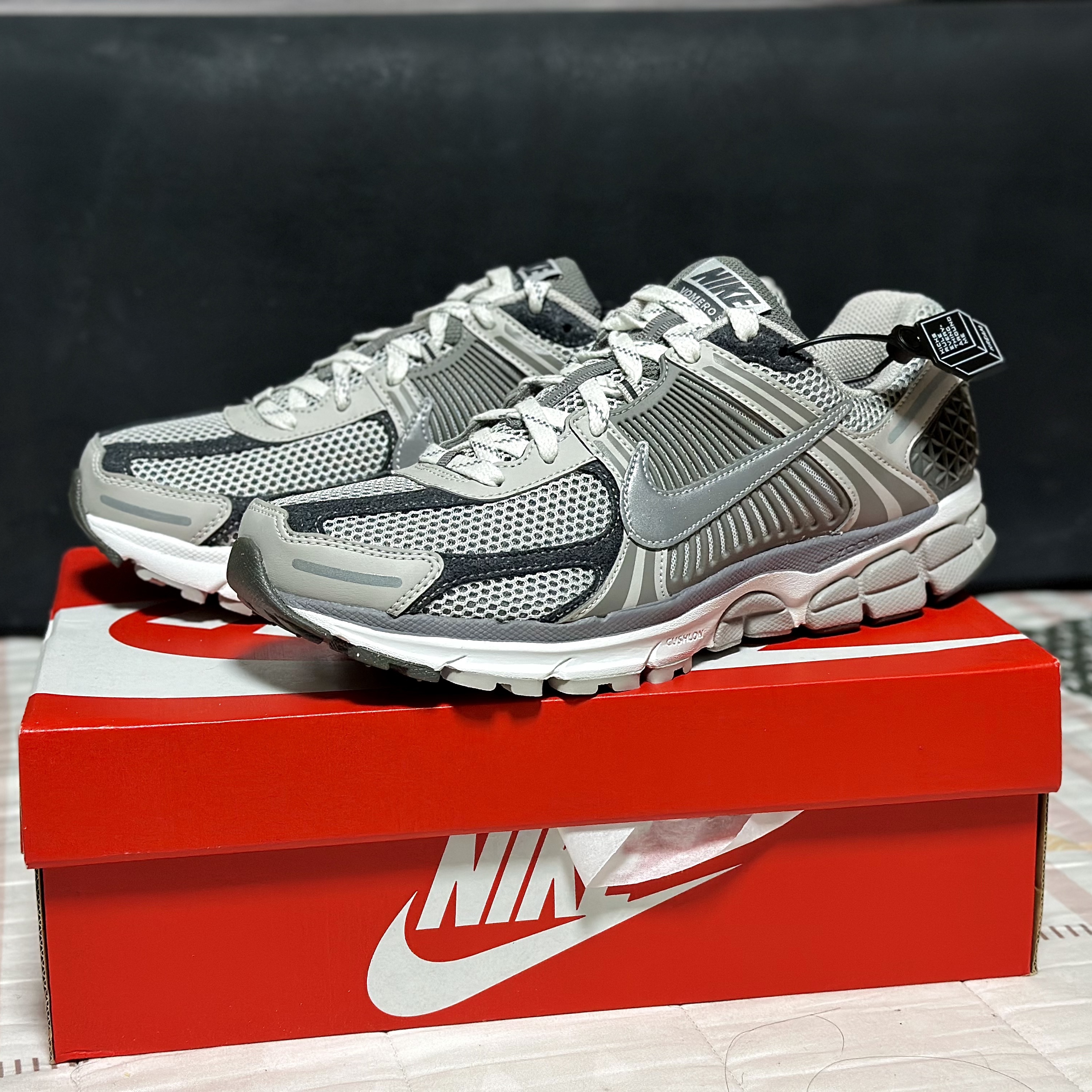 Nike Zoom Vomero 5 PRM Light Iron Ore and Flat Fewter 착용 스타일