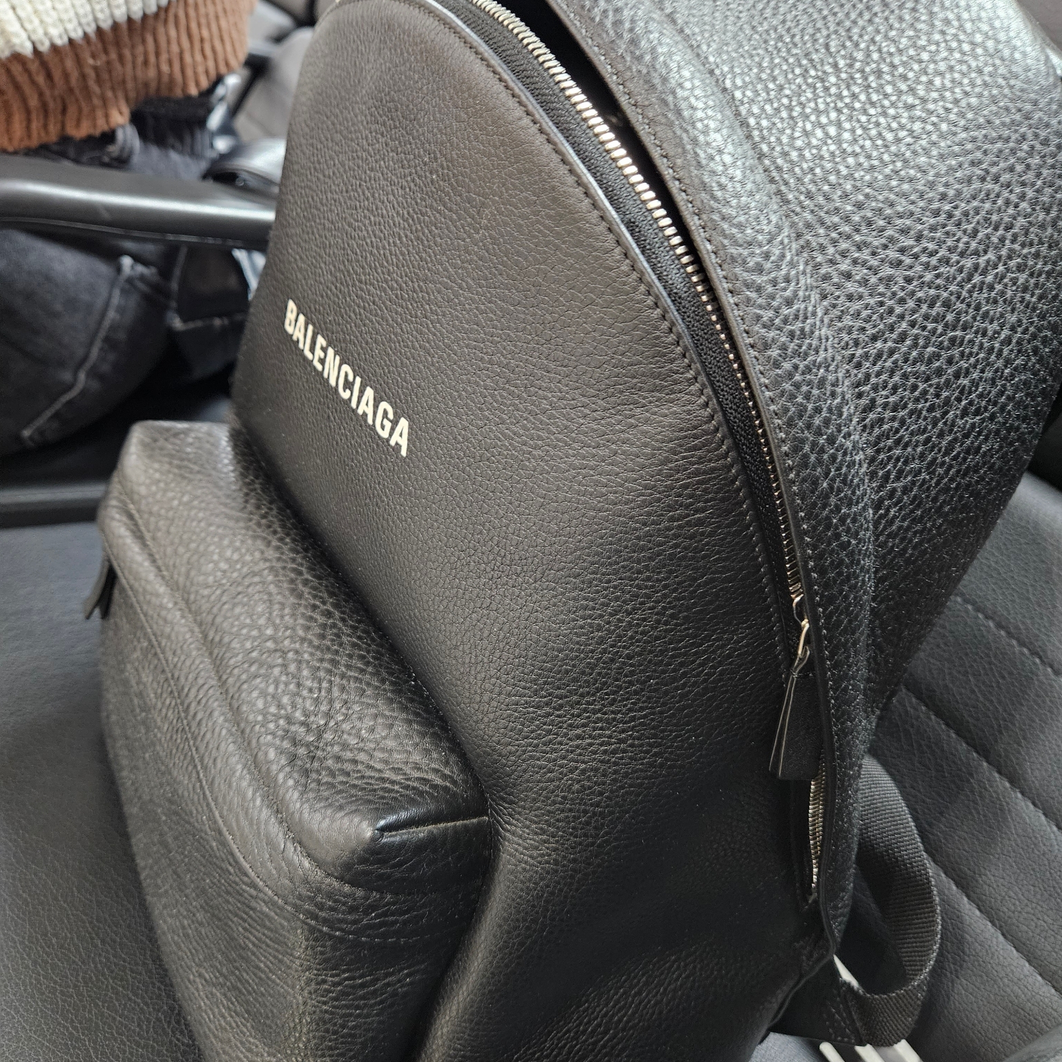 Balenciaga Smooth Calfskin Everyday Logo Backpack Black 착용 스타일
