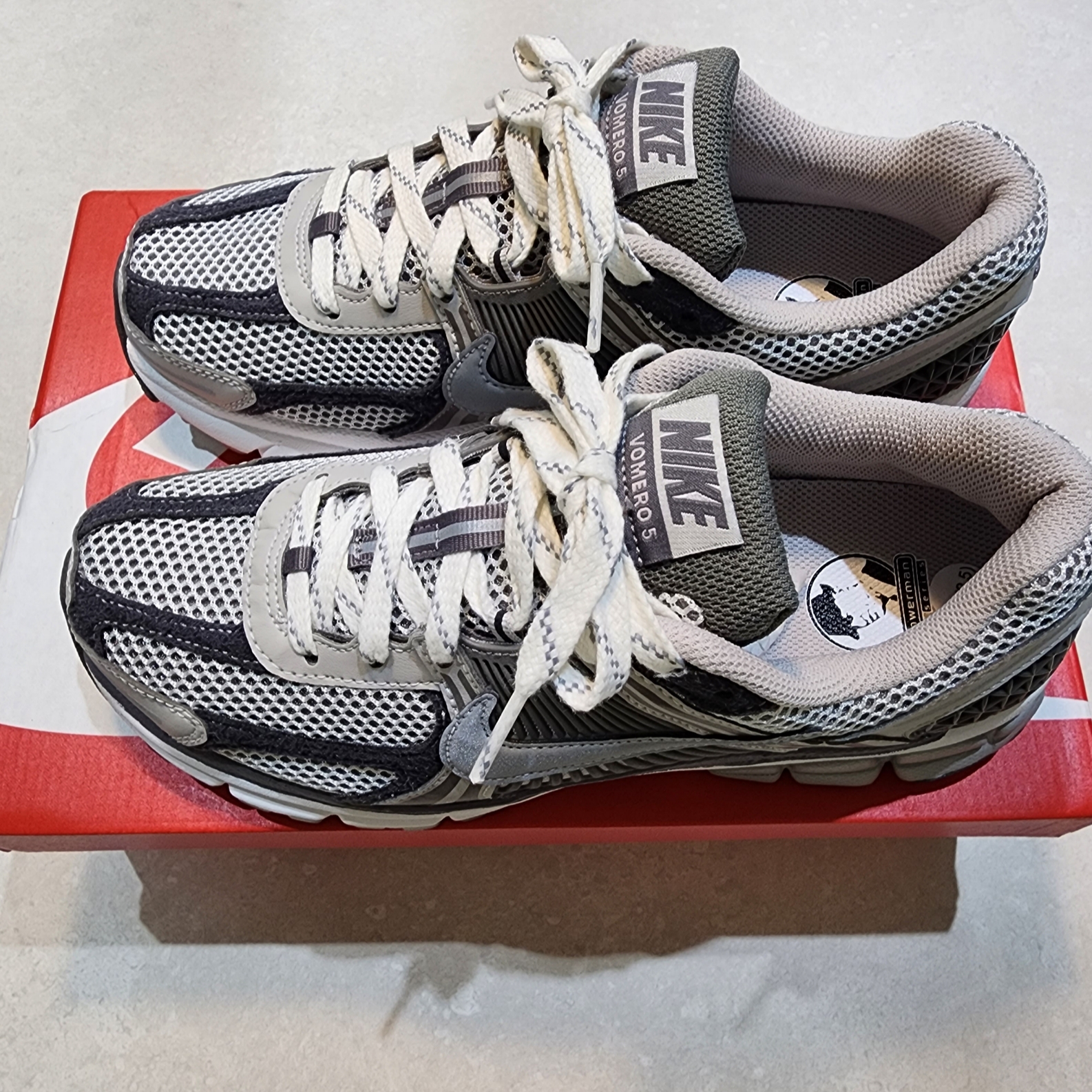 Nike Zoom Vomero 5 PRM Light Iron Ore and Flat Fewter 착용 스타일 - 2