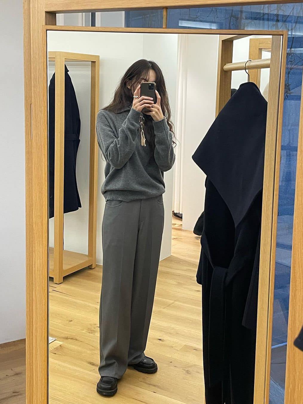 Stussy Striped Volume Pleated Trousers Grey, (W) Thom Browne Wool Pique Suiting Slim Low Rise Trouser Medium Gray 착용 스타일 - 3