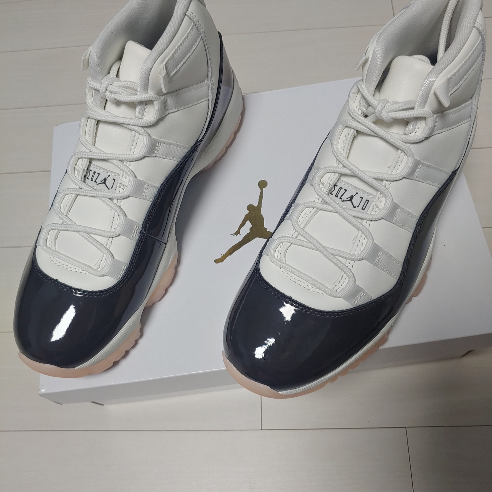 (W) Jordan 11 Retro Neapolitan 착용 스타일 - 2