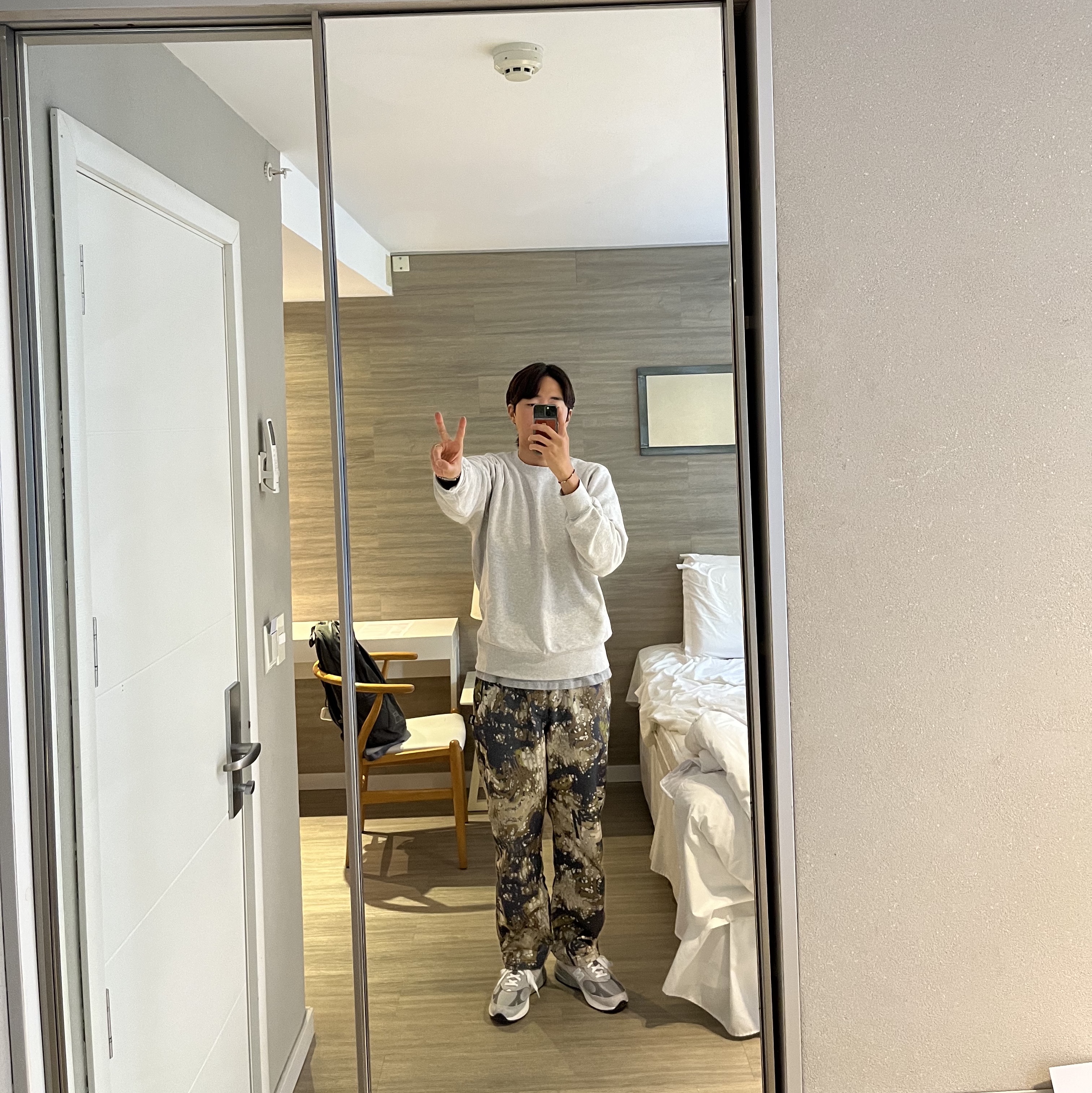 Stussy Veil Camo Beach Pants Terranea, New Balance 993 Made in USA Grey - D Standard 착용 스타일
