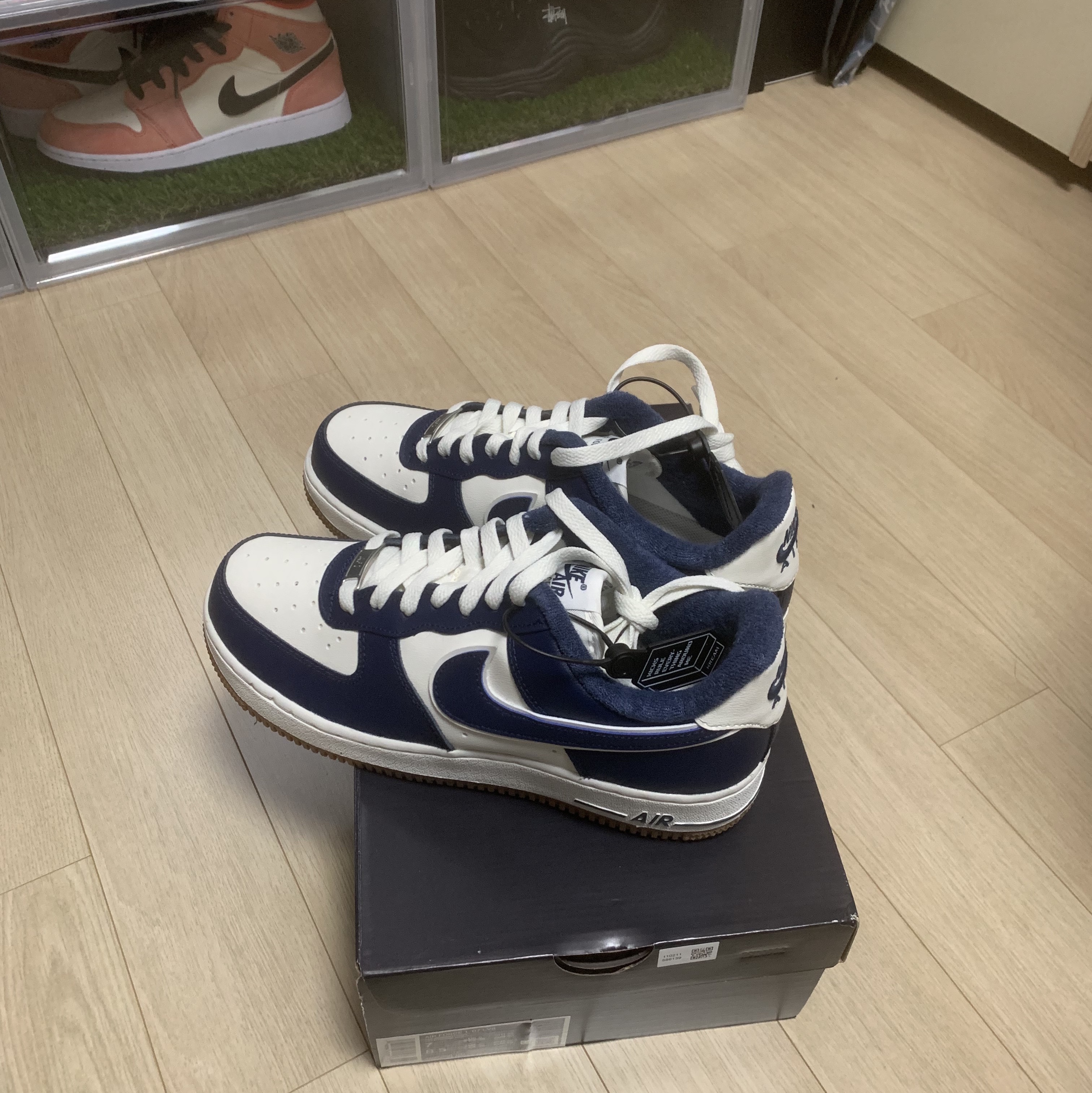 Nike Air Force 1 '07 LV8 Midnight Navy 착용 스타일 - 2