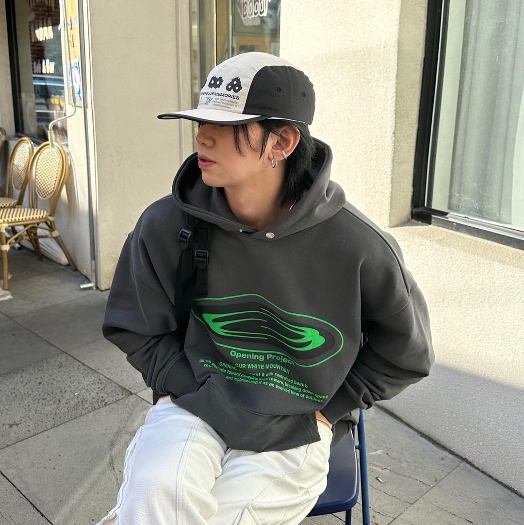 Opening Project Oval Logo Hoodie Charcoal, Opening Project Oval Logo Hoodie Black 착용 스타일 - 3