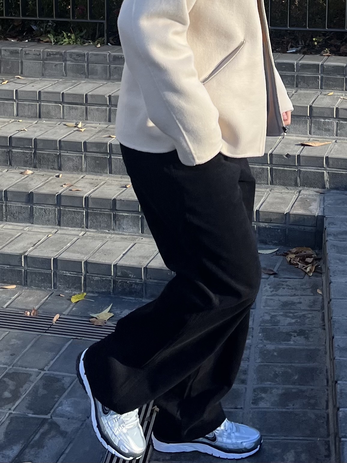 (W) Nike P-6000 White Metallic Silver 착용 스타일 - 3