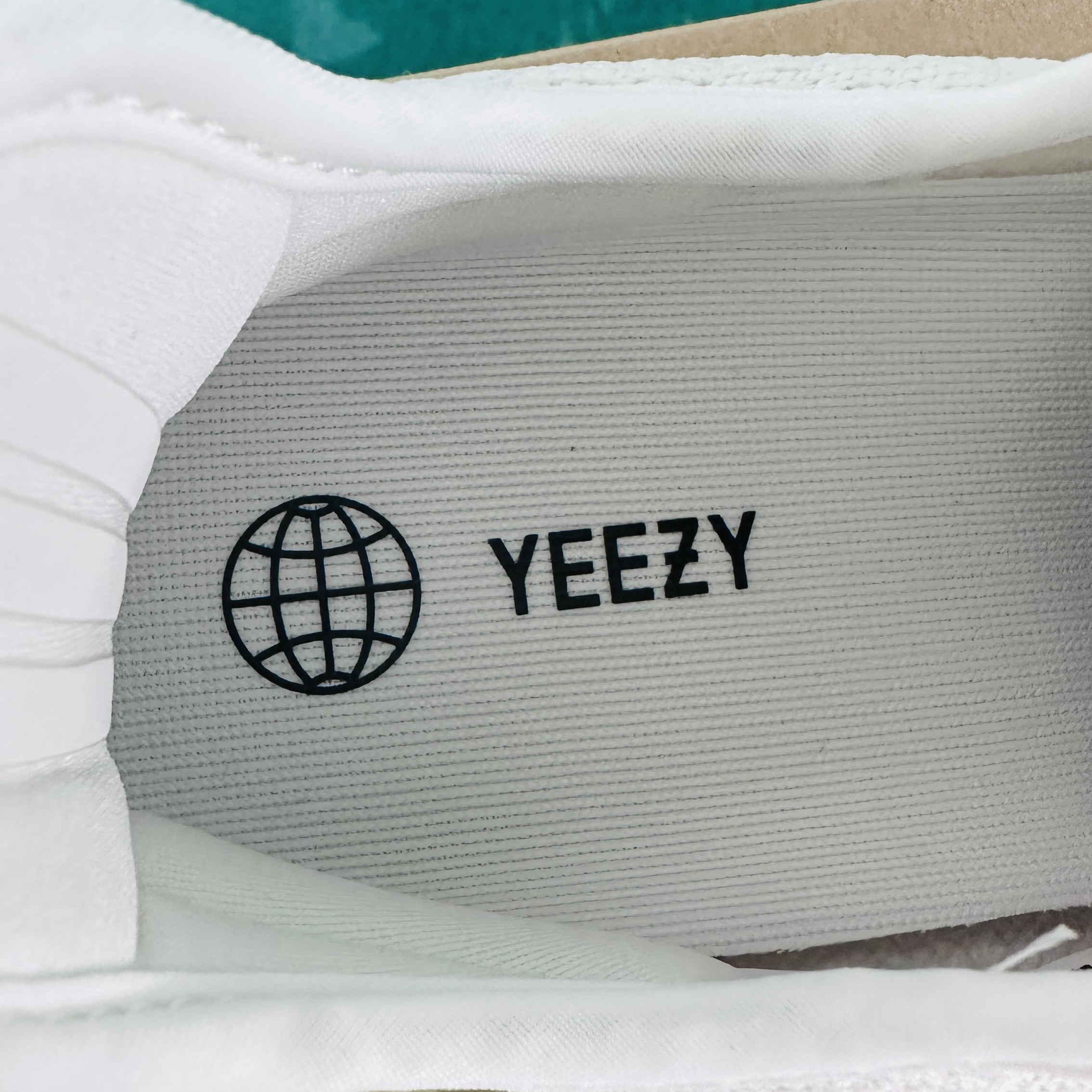 Adidas Yeezy Boost 350 V2 Bone 착용 스타일 - 2