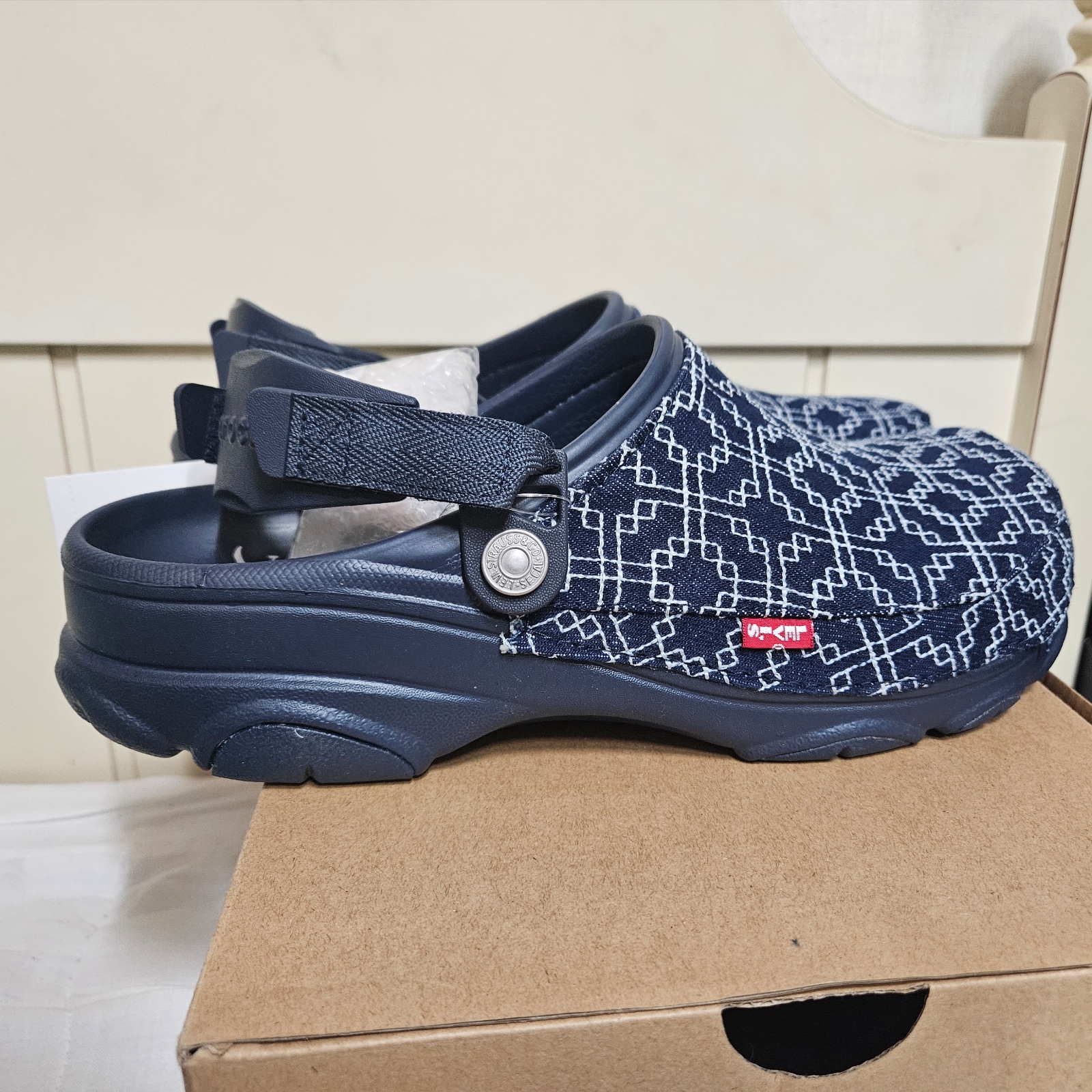 Crocs x Levi's All Terrain Clog Navy 착용 스타일 - 1